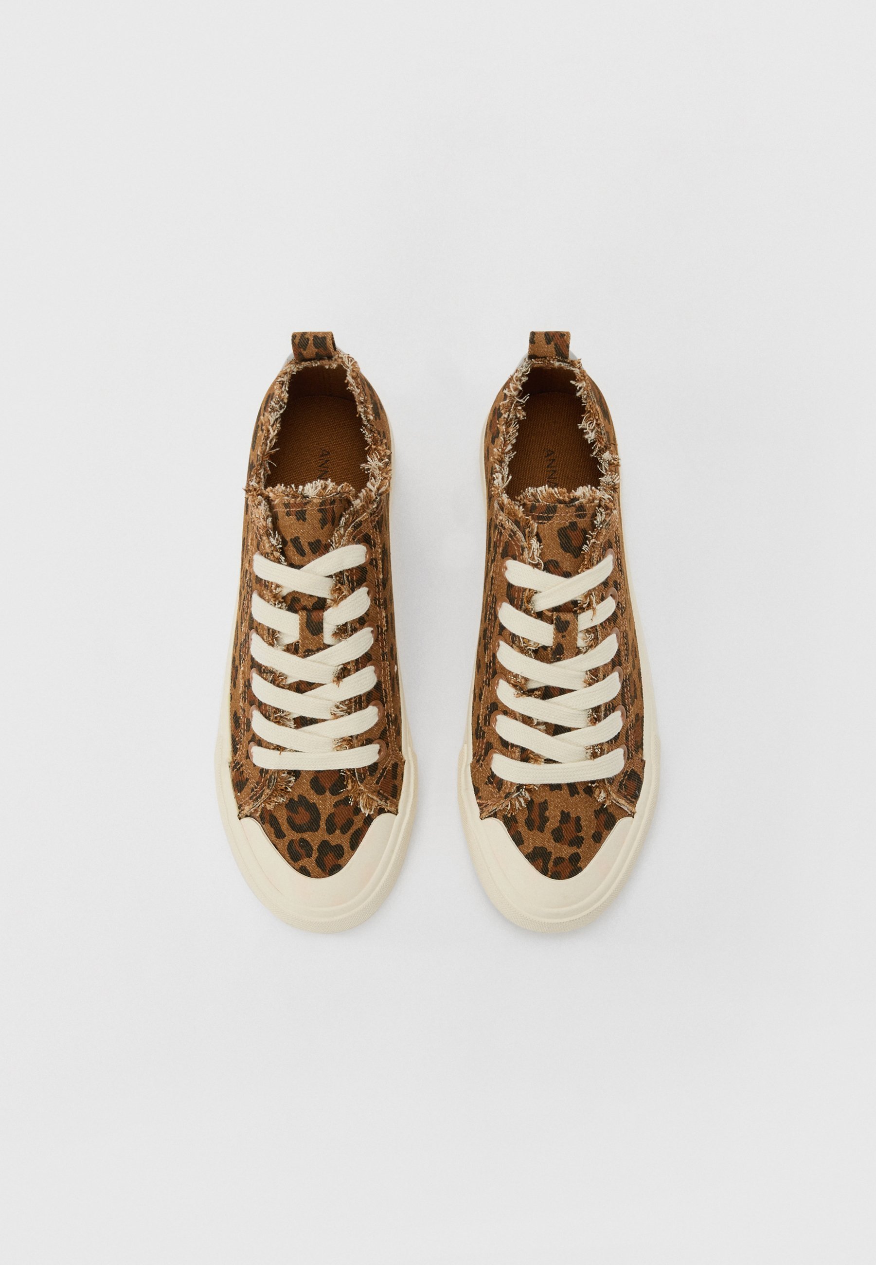 Anna Field Trainers - leo