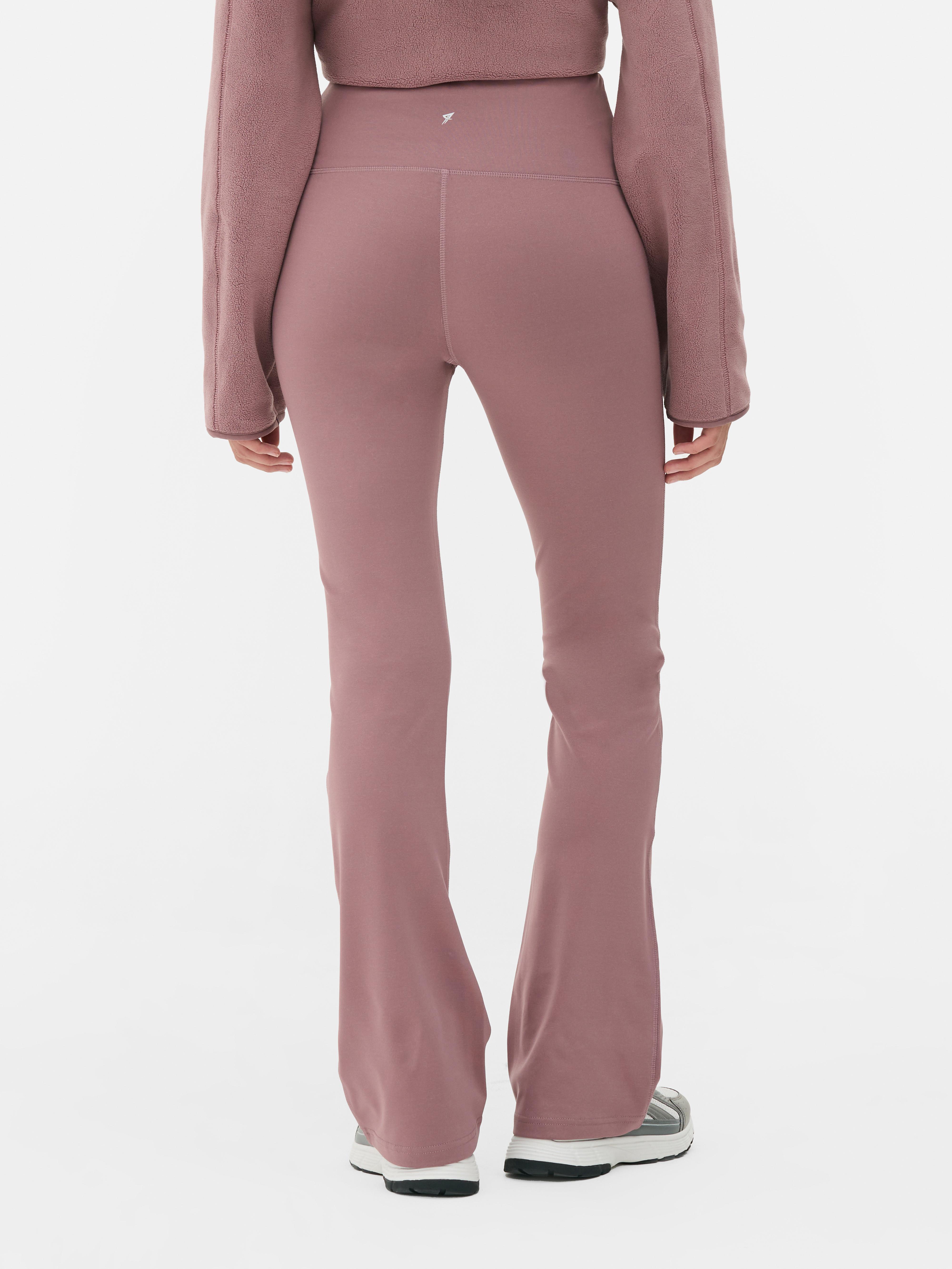 Colanți yoga evazați. Colanți cu talie elastică lată și talie evazată pe picioare pentru un look casual și sportiv.