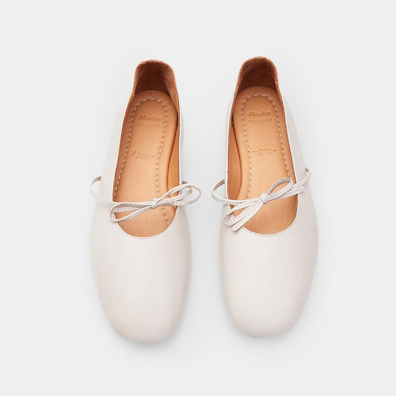 Bata damballerinor i läder med rosett