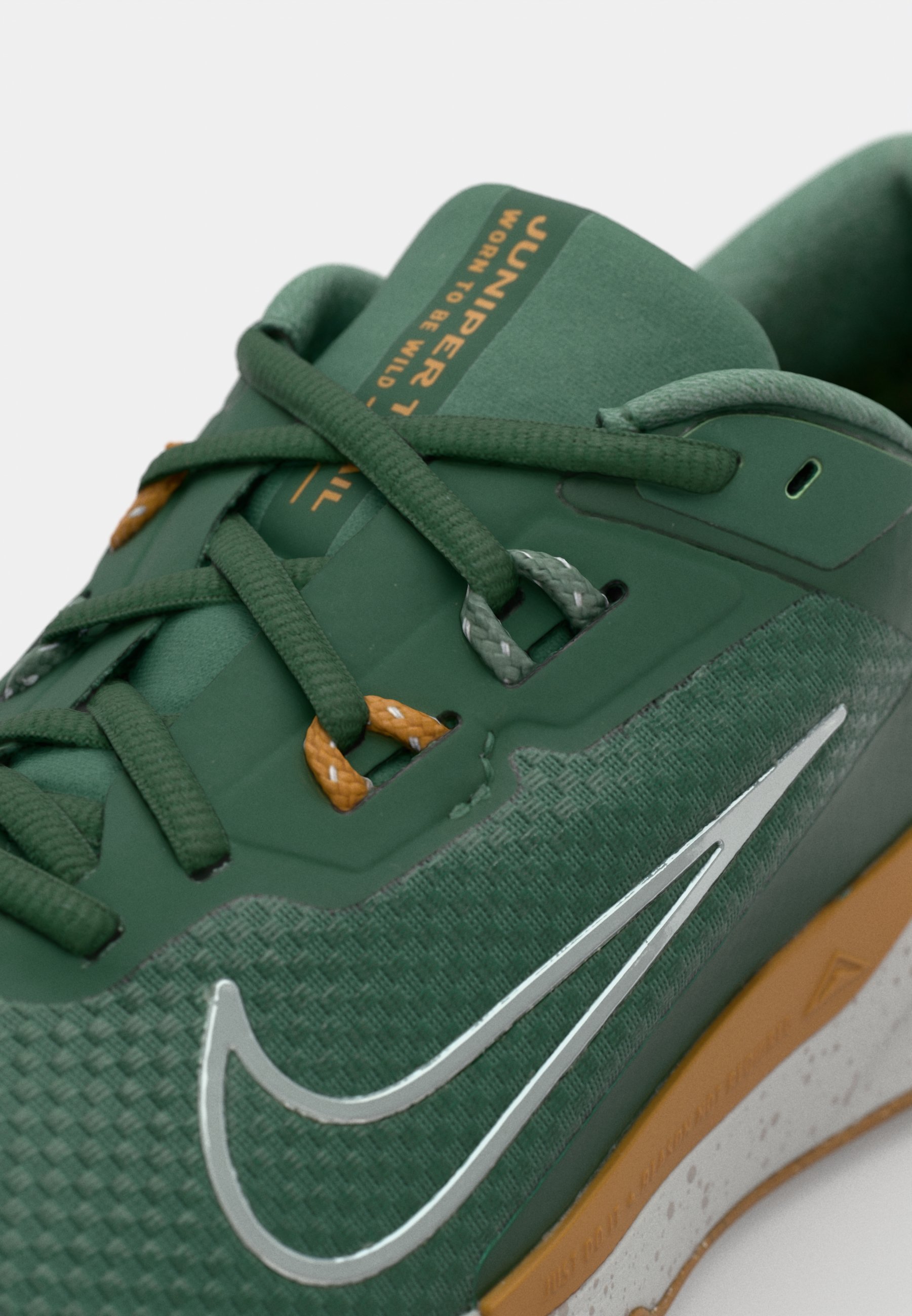 Nike Performance JUNIPER - Chaussures de trail - Sapin/Argent clair/Ocre désert/Rouge vif/Vert argile/Gris universitaire