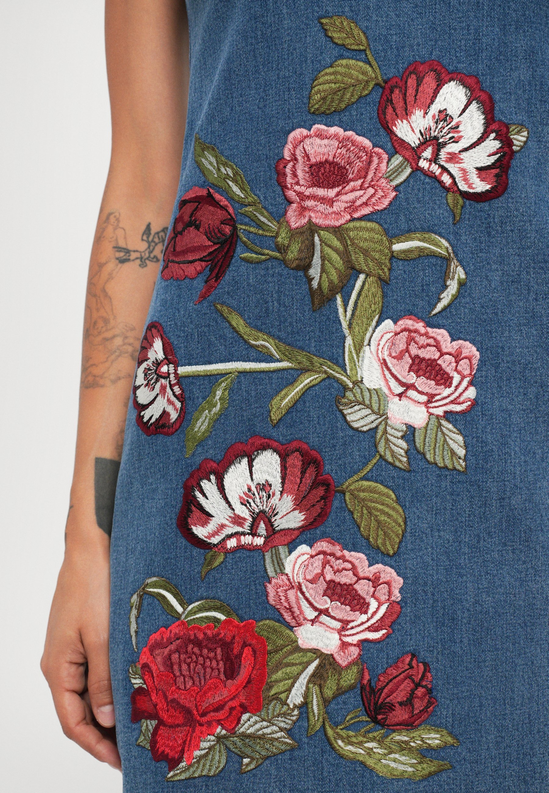 Robe courte Alice + Olivia CADE SHIFT - Robe en jean - bleu/multicolore