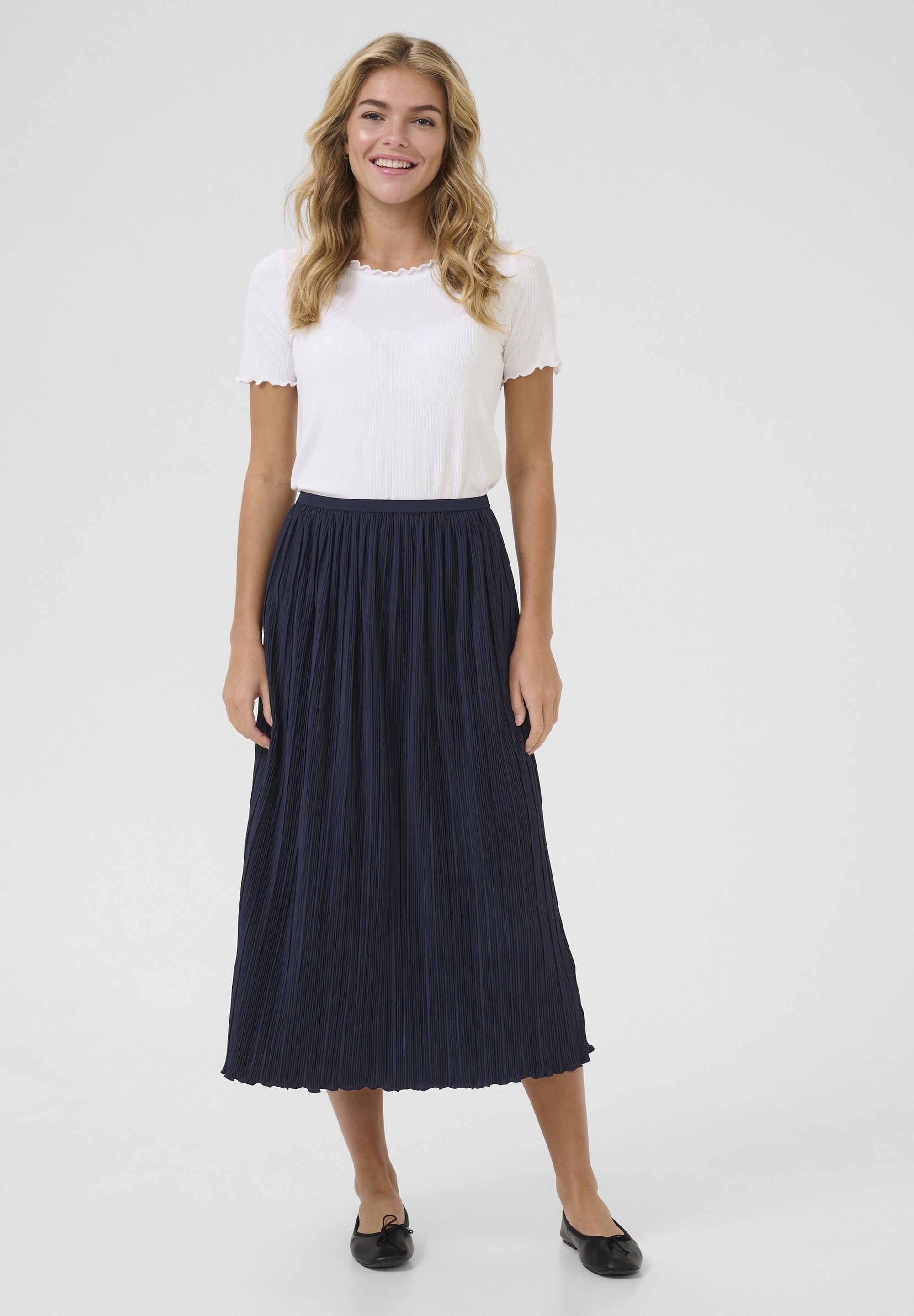 Jupe trapèze crème - blazer bleu marine