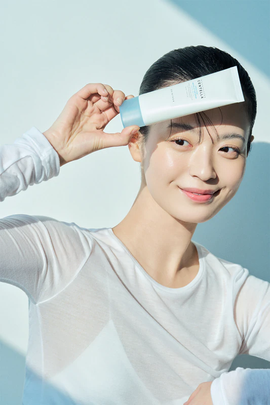 SKIN1004 Madagascar Centella Hyalu-Cica Water-Fit Sun Serum, sérum protetor solar com efeito hidratante.