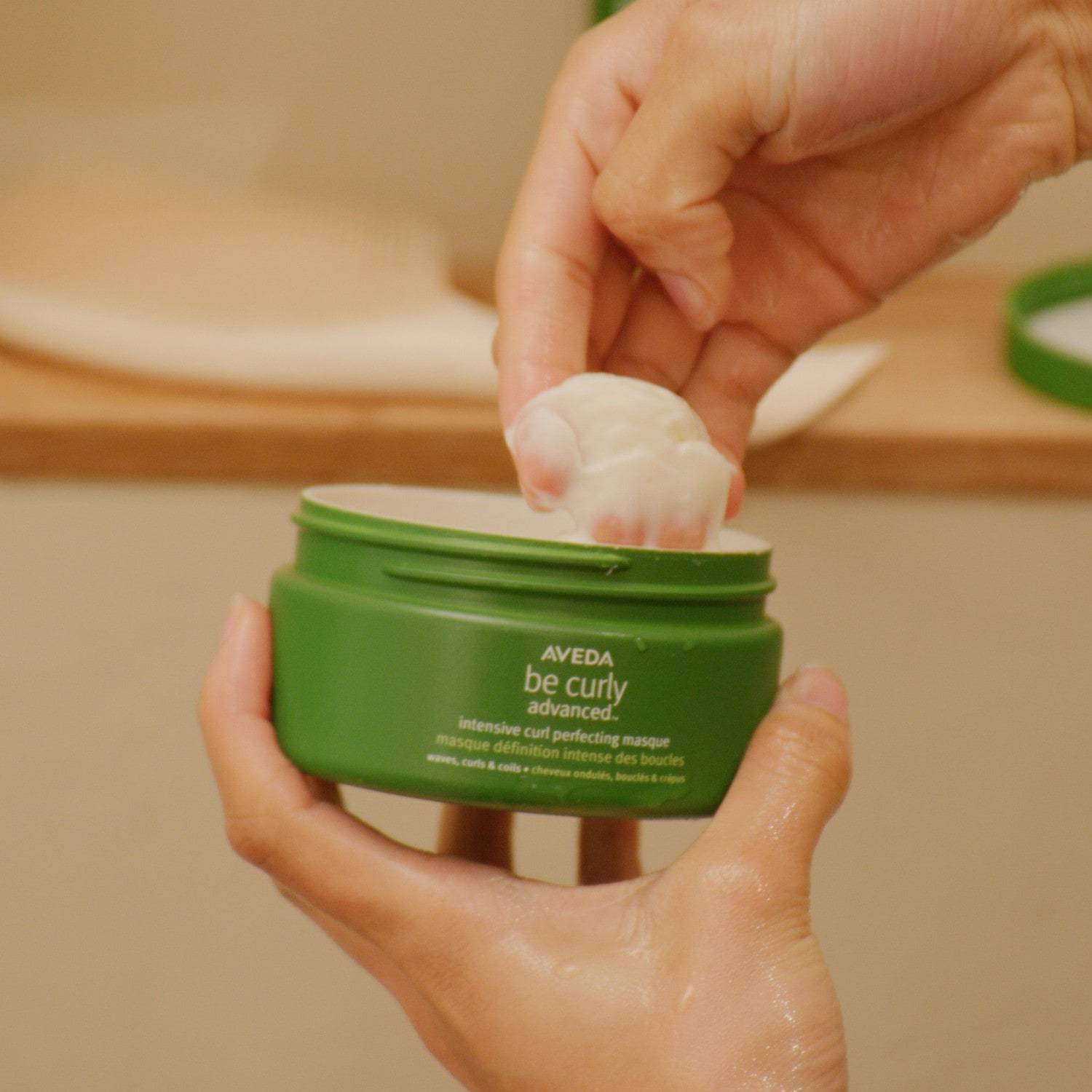 Aveda maska za lase be curly advanced™ intenzivna maska za izpopolnjevanje kodrov - 25 ml
