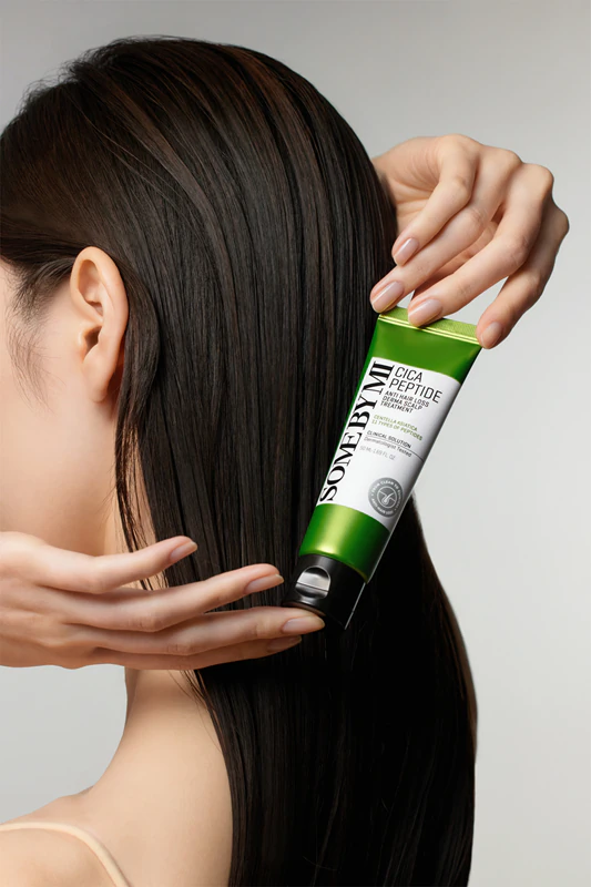 Hydratační a zklidňující kondicionér Some By Mi Cica Peptide Derma Scalp Treatment proti vypadávání vlasů