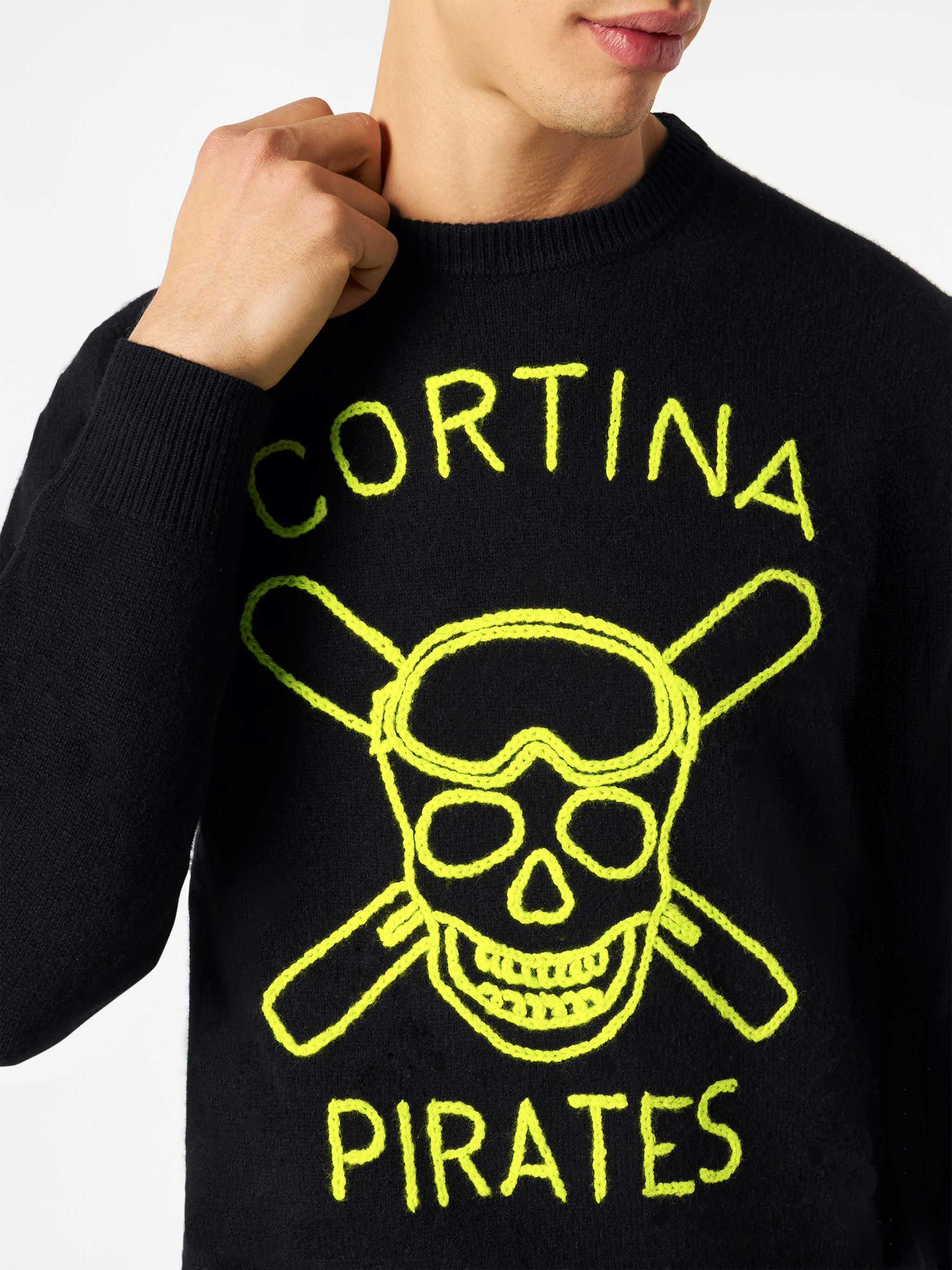 Zwarte herentrui met fluorescerend Cortina Pirates-borduurwerk.