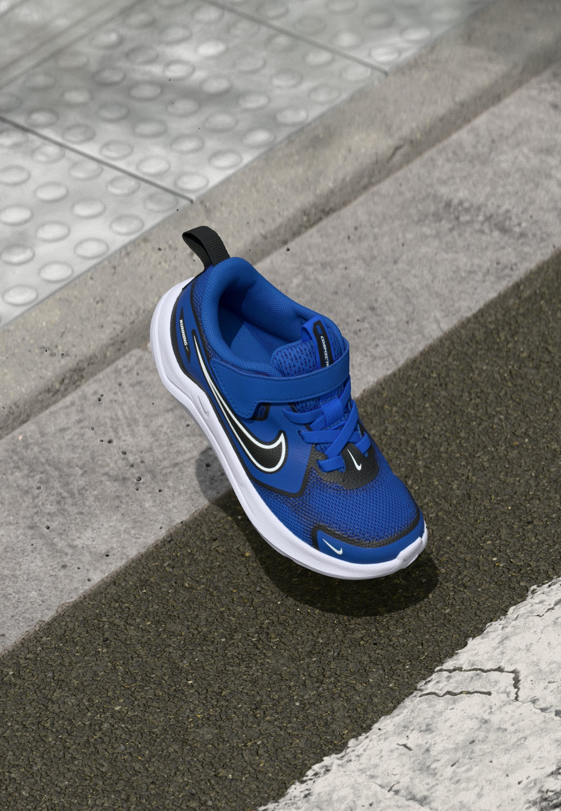 Nike Performance COSMIC RUNNER UNISEXE - Chaussures de running sur route - bleu roi/blanc/noir