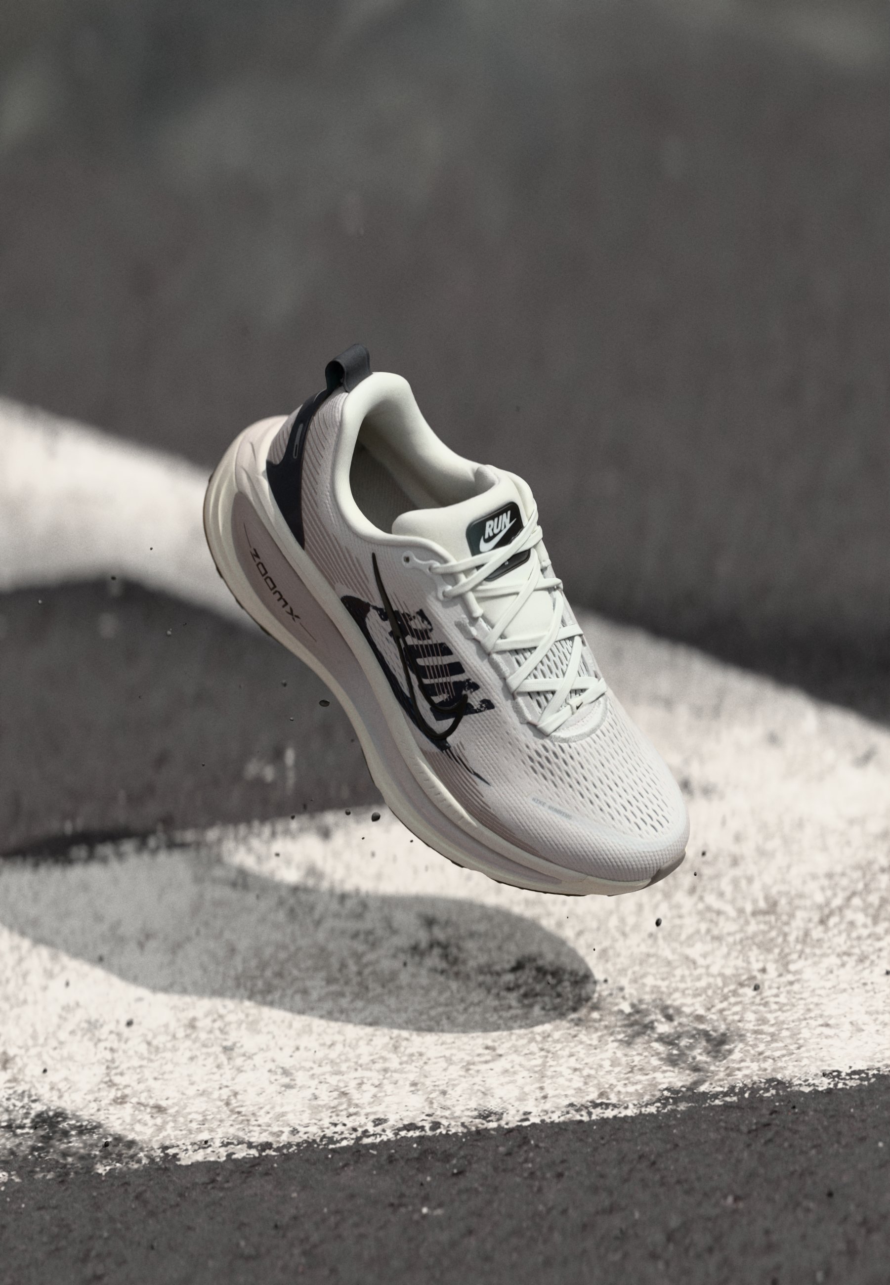 Nike Performance VOMERO 18 RUN - Chaussures de running sur route - blanc sommet/noir/gris universitaire/gris clair/séquoia/voile