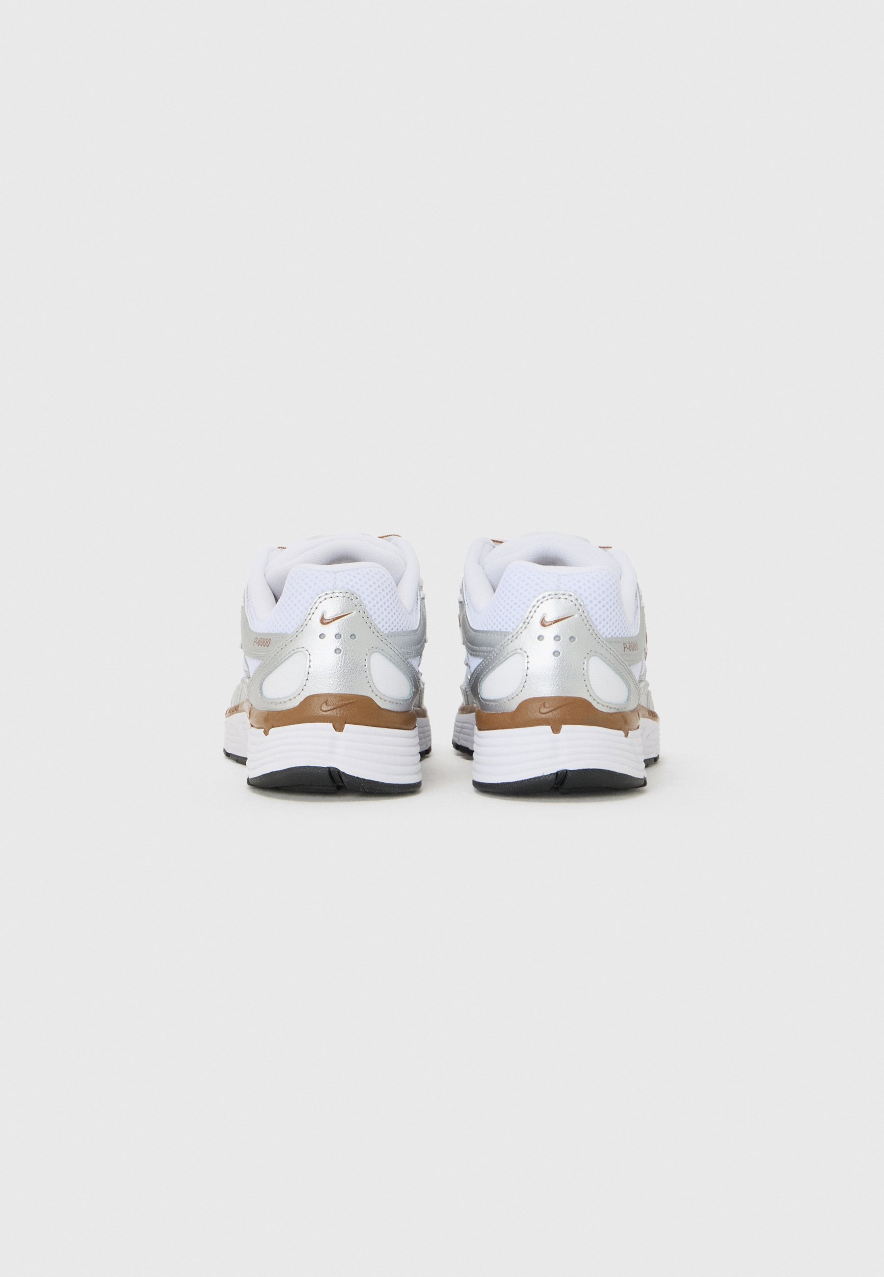 Nike Sportswear P 6000 – Sneaker – Weiß/Metallic-Silber/British Tan/Sail