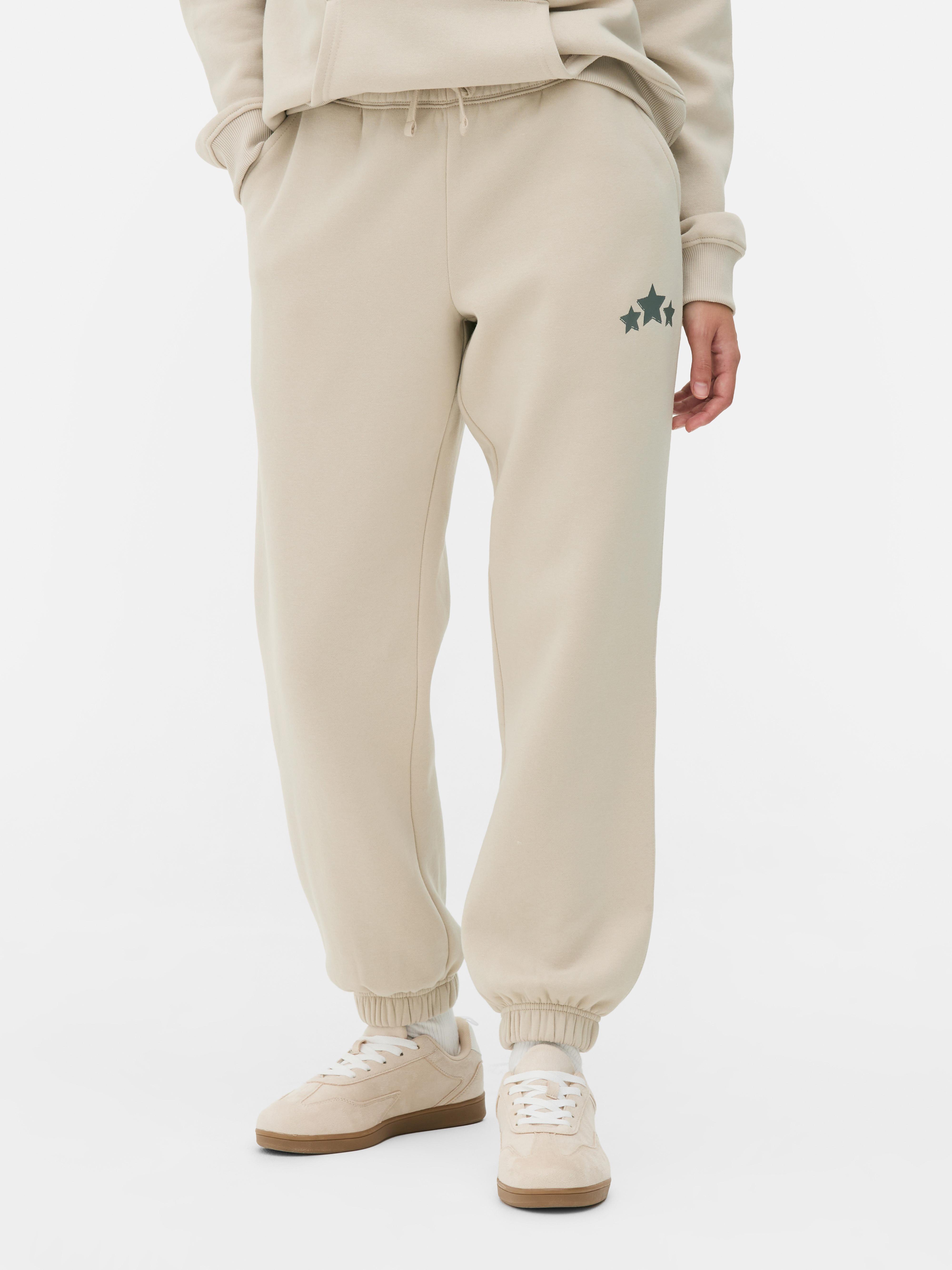 Pantaloni della tuta coordinati con stampa e coulisse. Pantaloni della tuta con coulisse, polsini alla caviglia, tasche laterali e un bel dettaglio grafico.