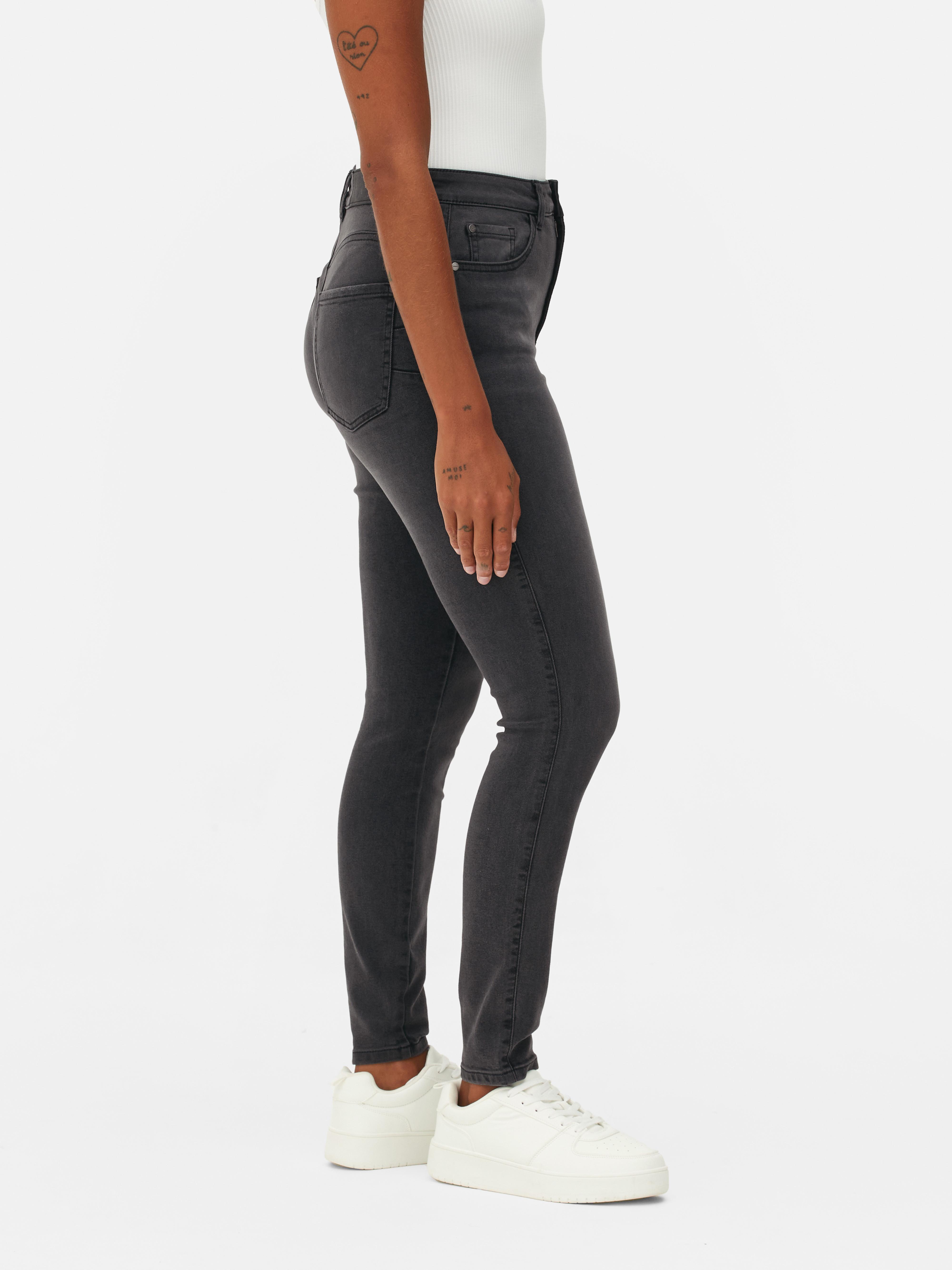 Jeans skinny modellanti. Jeans skinny con passanti per cintura, chiusura con bottone e dettagli sulle tasche.