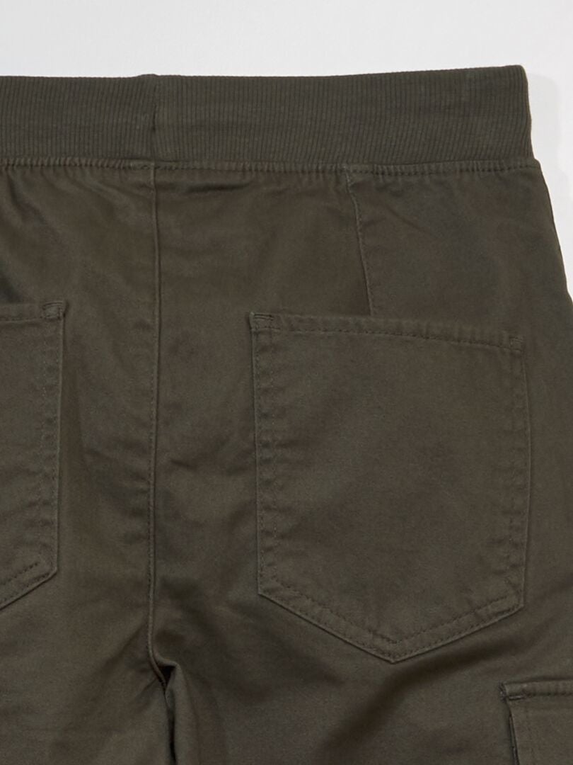 Calças com bolsos de aba - Ajuste mais confortável - Cáqui