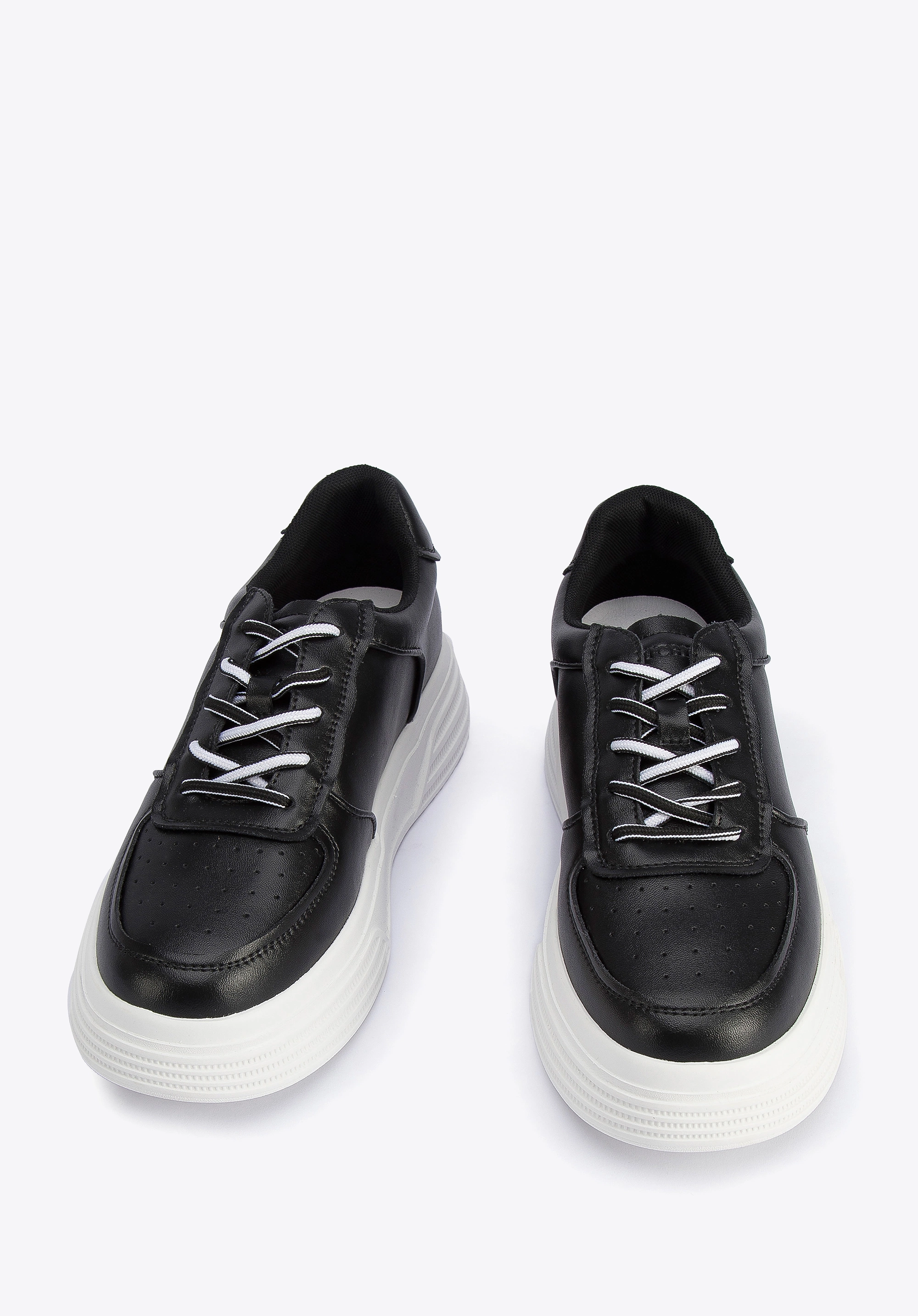 Damskie sneakersy skórzane na lekkiej platformie czarno-białe