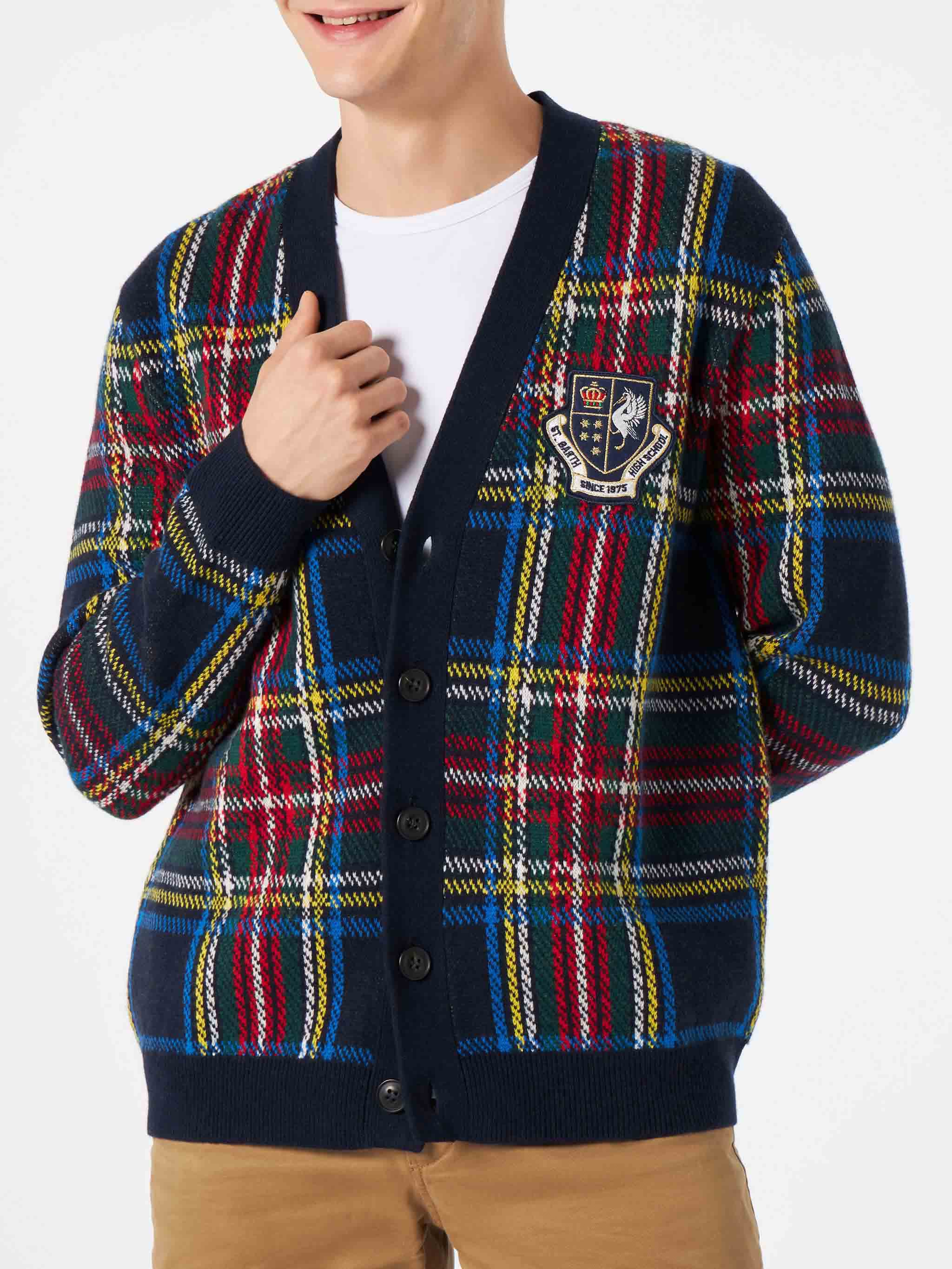Herren-Strickjacke aus Schottenkaro mit Aufnäher