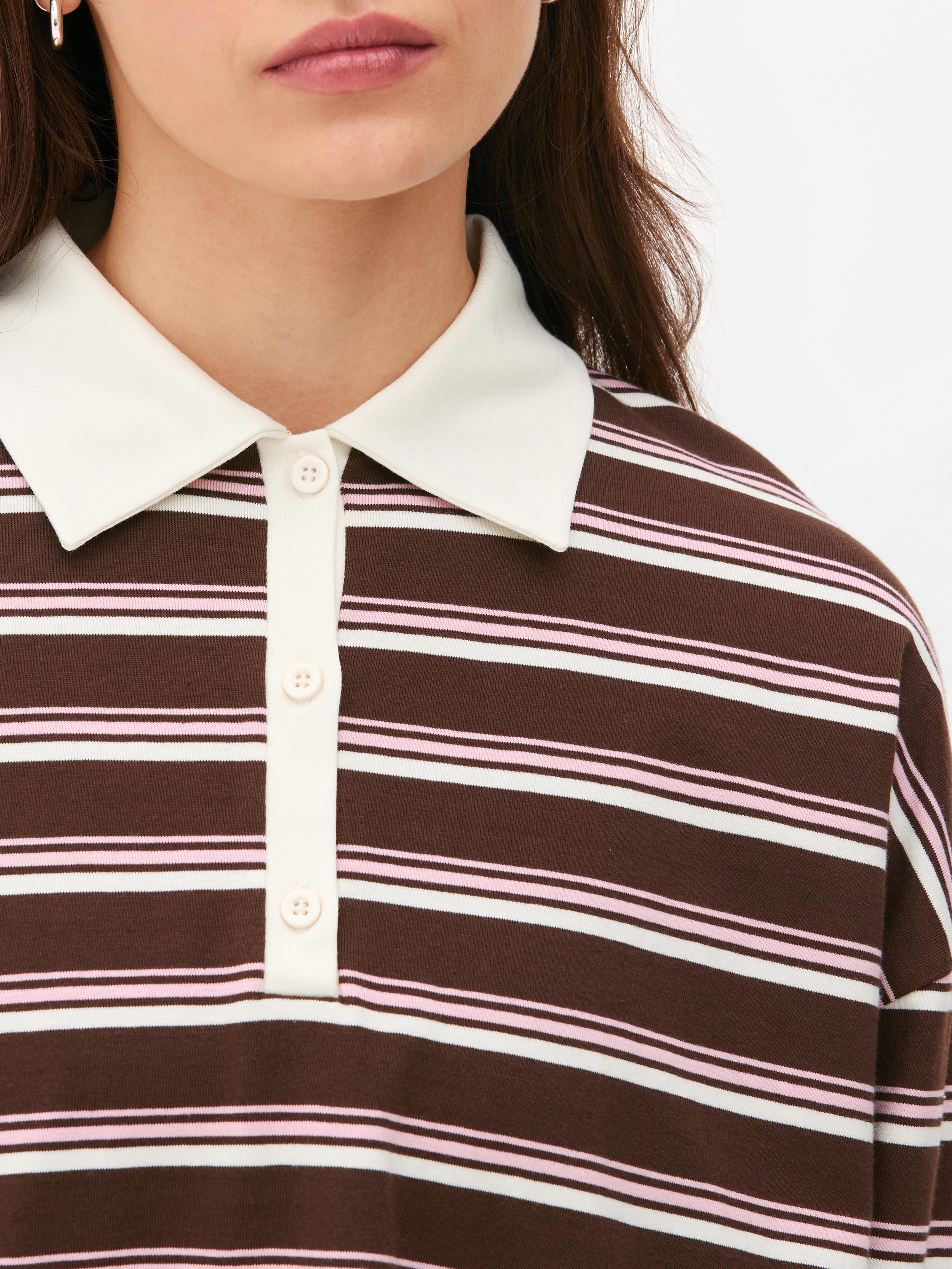 Tricou polo cu mânecă lungă. Acest polo are guler clasic, închidere cu jumătate de nasture și mâneci lungi.