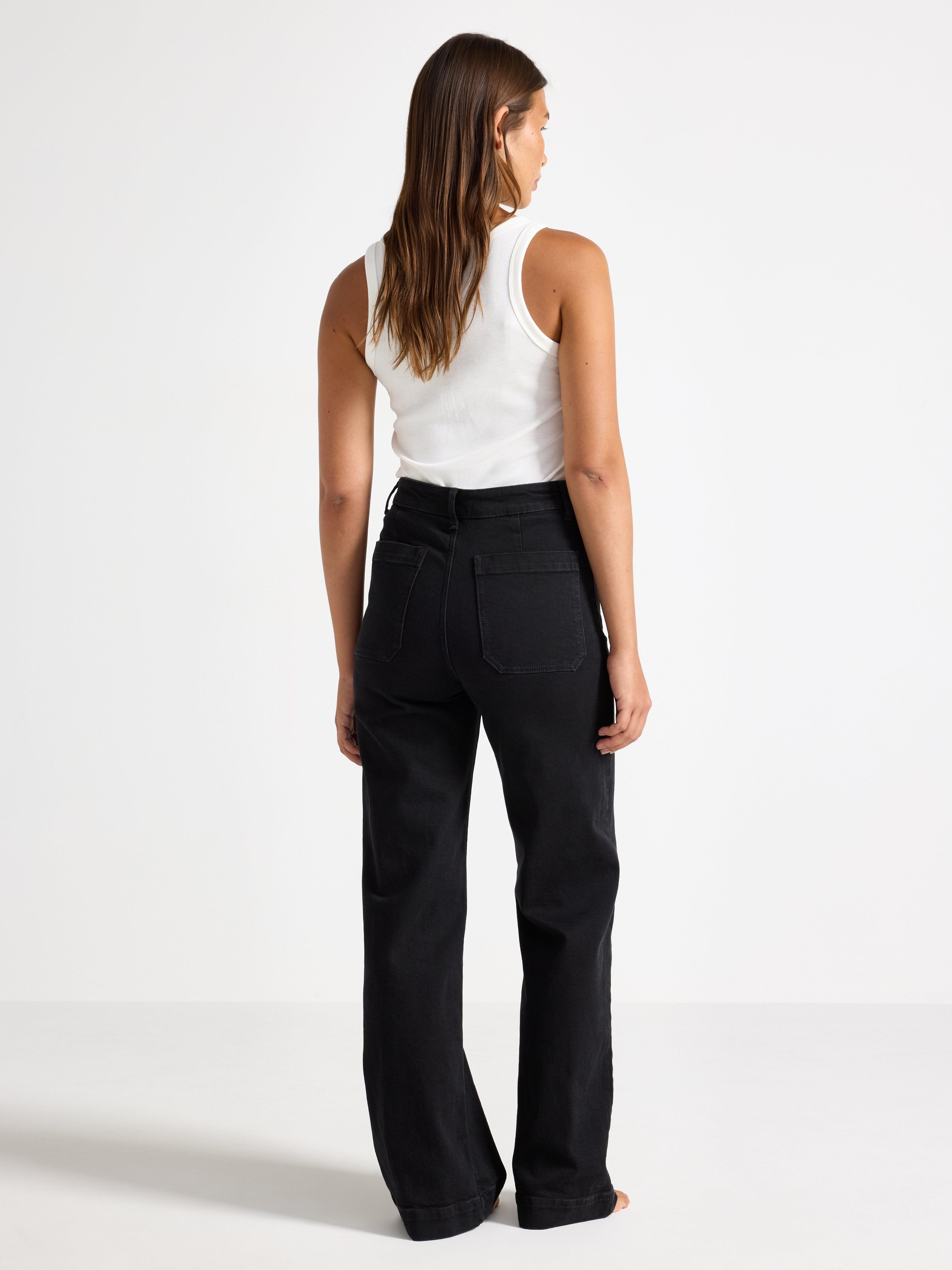 Calça jeans de cintura alta e modelagem ampla com leve elastano, em denim preto.