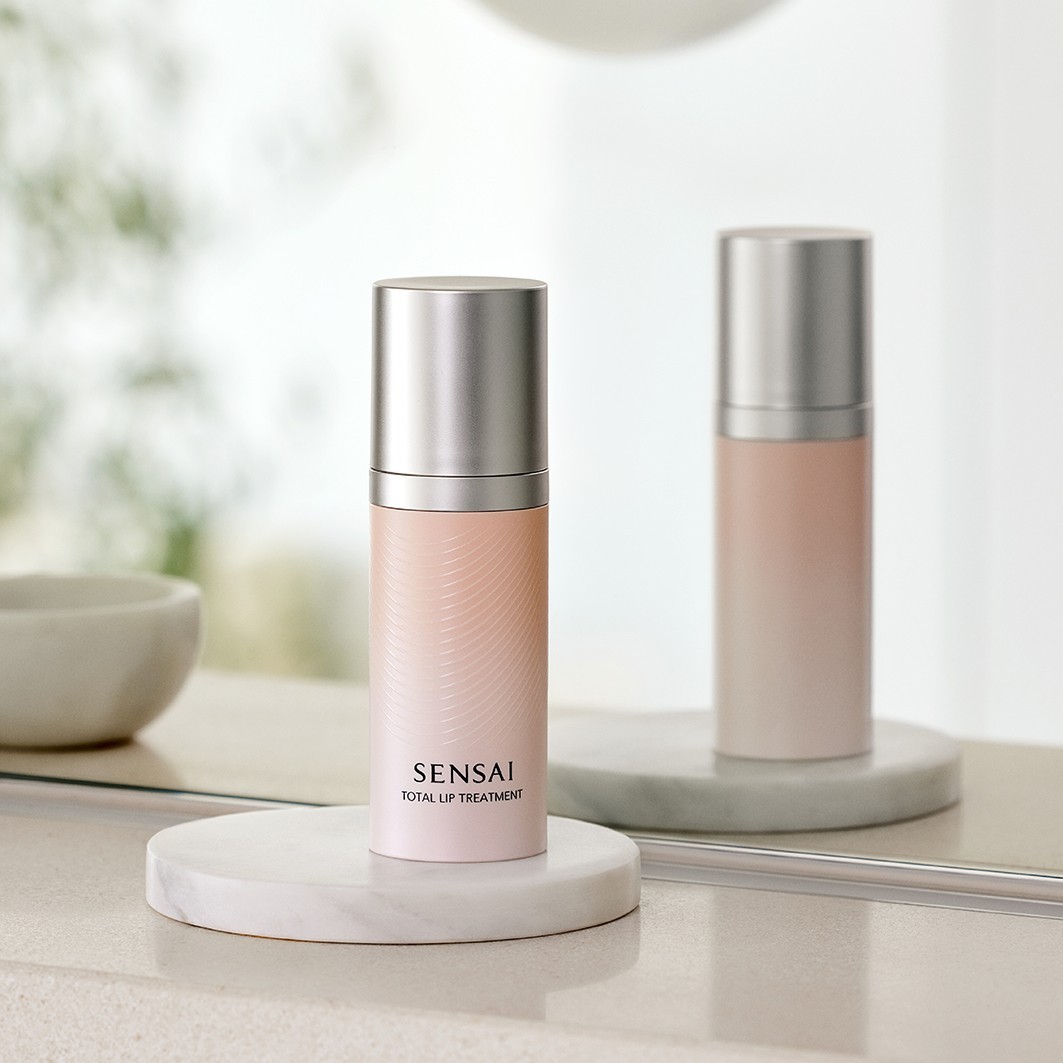 SENSAI lūpų priežiūros ekspertų produktai. Visapusiška lūpų priežiūra – 15 ml.