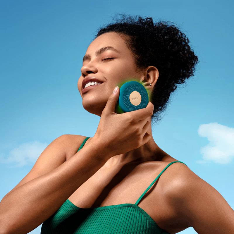 FOREO UFO™ 3 Go é um dispositivo sônico que acelera a ação da máscara.