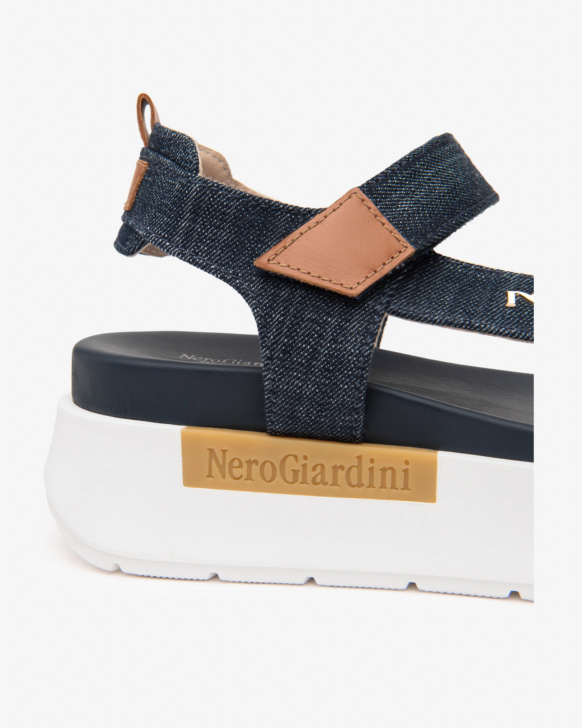  Damen-Sandalen aus Stoff und Leder