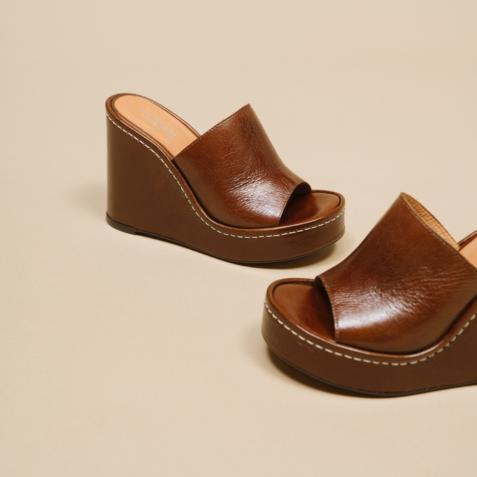 Mules compensées  en cuir vieilli marron