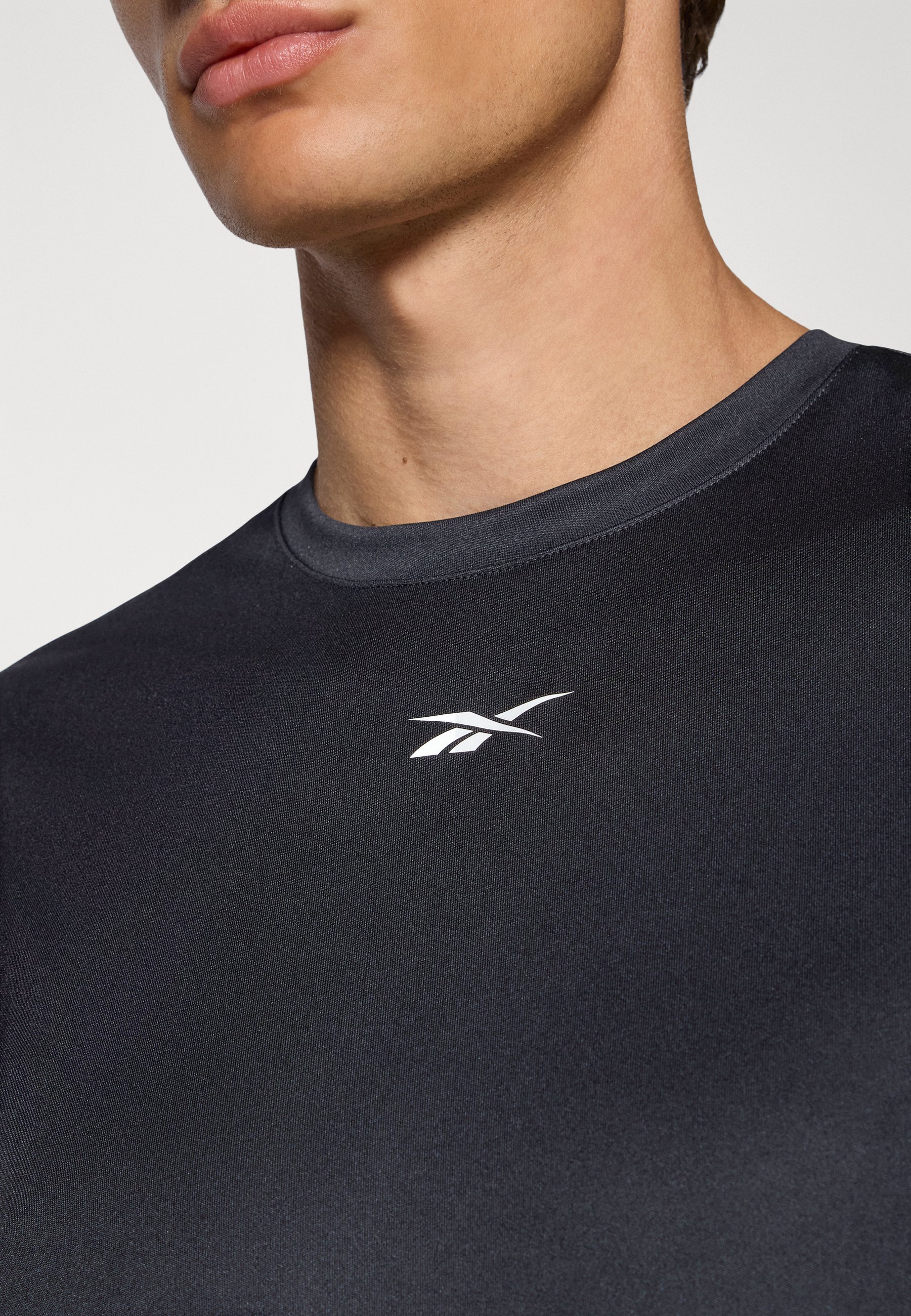 Reebok TRAIN SLEEVELESS TECH - Camiseta - preta