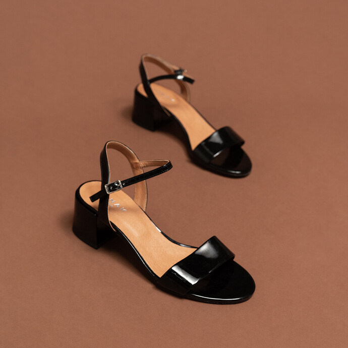 Sandales à talons carrés  en cuir vernis noir