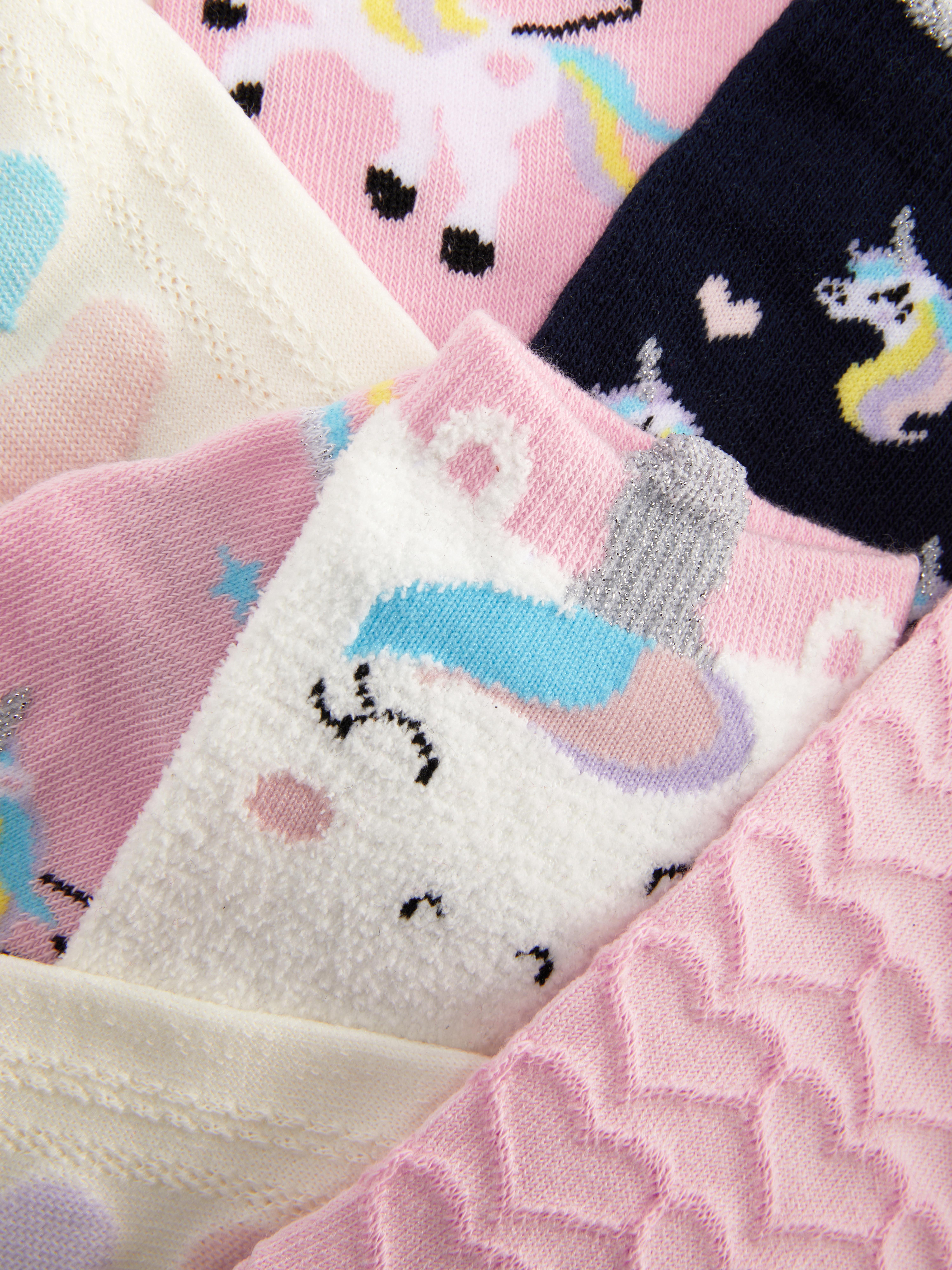 Sneaker-Socken mit Einhörnern, 5 Paar. Eine Mehrfachpackung Sneaker-Socken mit Einhornmotiven.