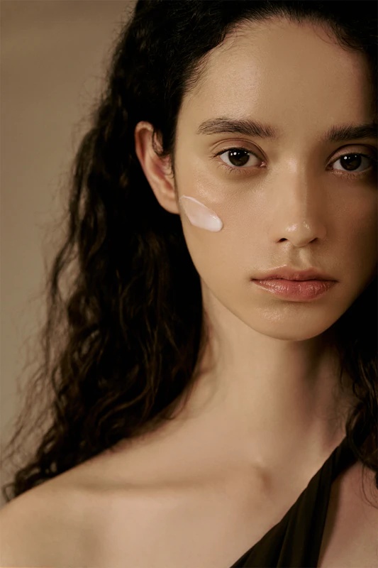 SKIN1004 Madagaskaro centelės „Probio-Cica“ praturtinamasis kremas intensyviai drėkina ir ramina.