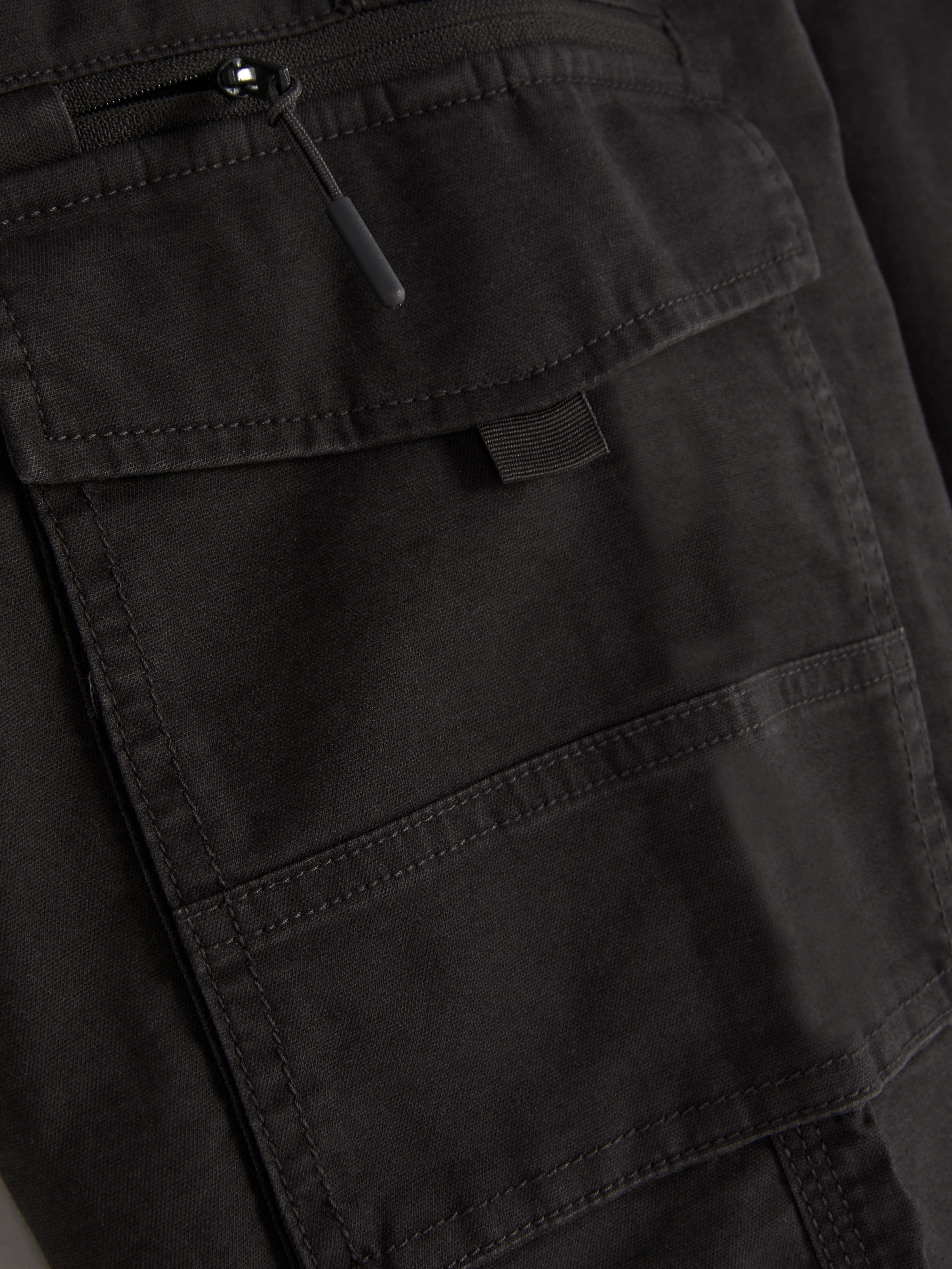 Pantaloni cargo lejeri cu manșete la gleznă. Acești pantaloni cargo sunt eleganți și practici.