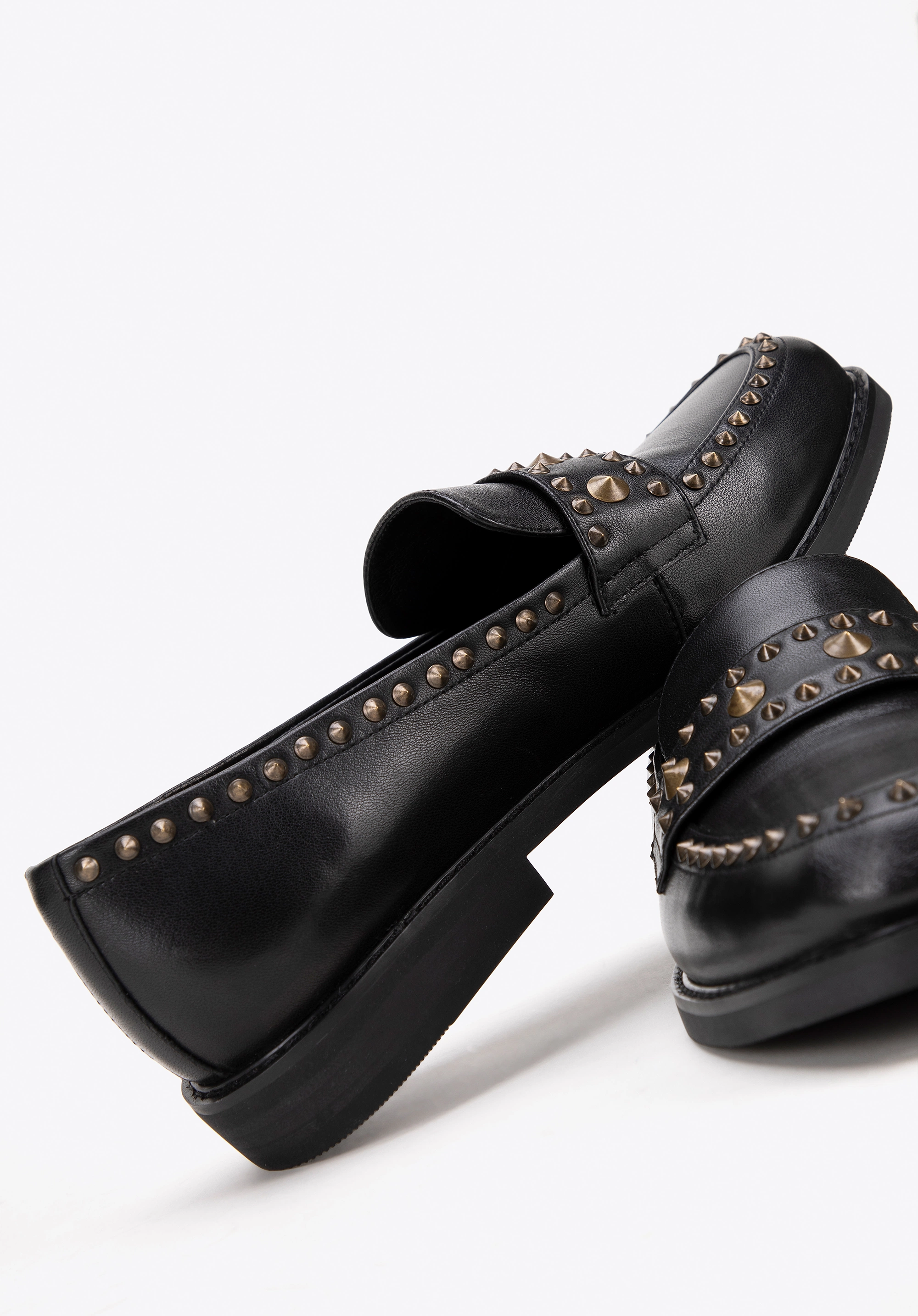 Damskie loafersy skórzane z ozdobnymi nitami czarne