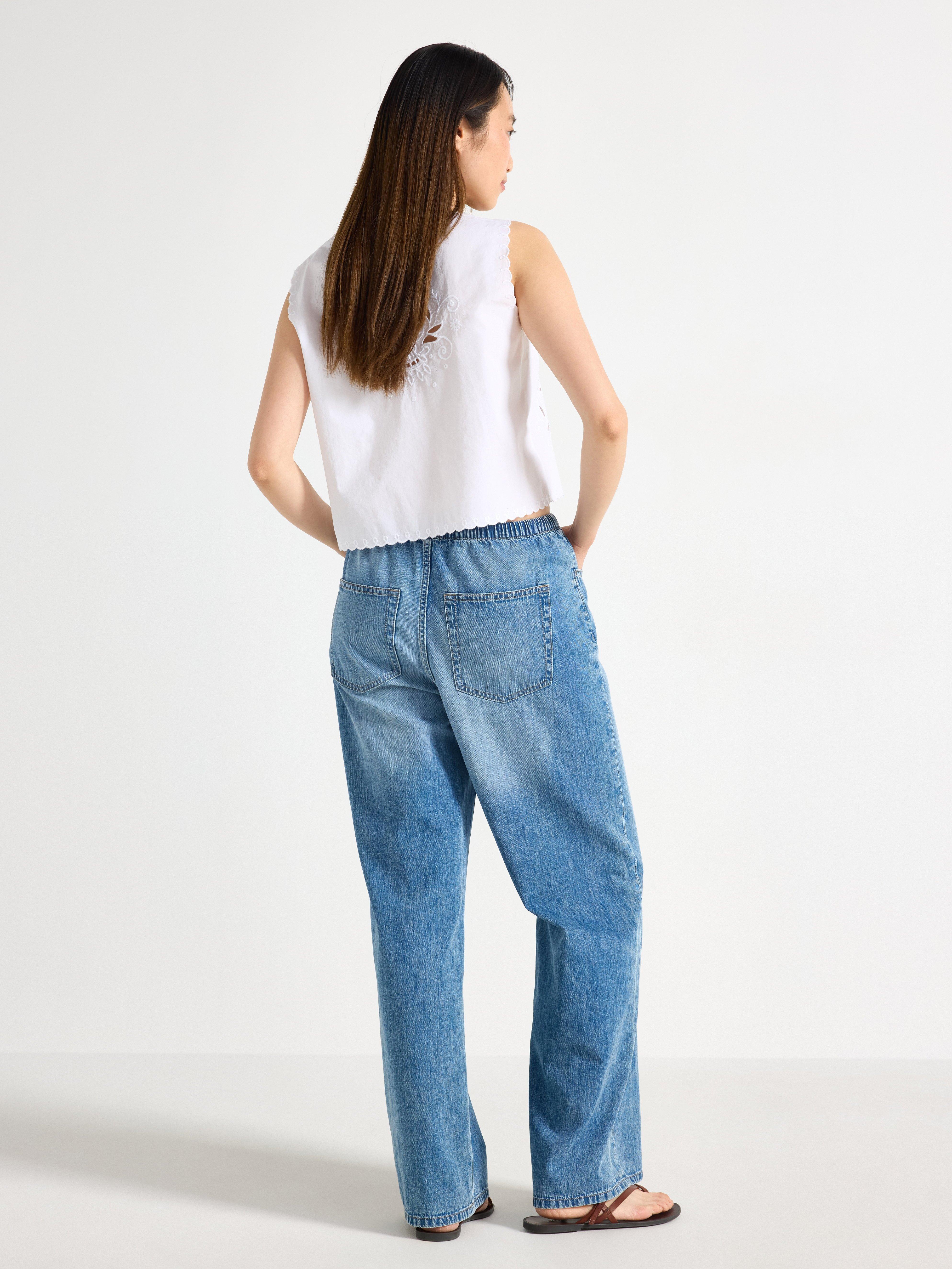 Calça jeans larga com cintura elástica.