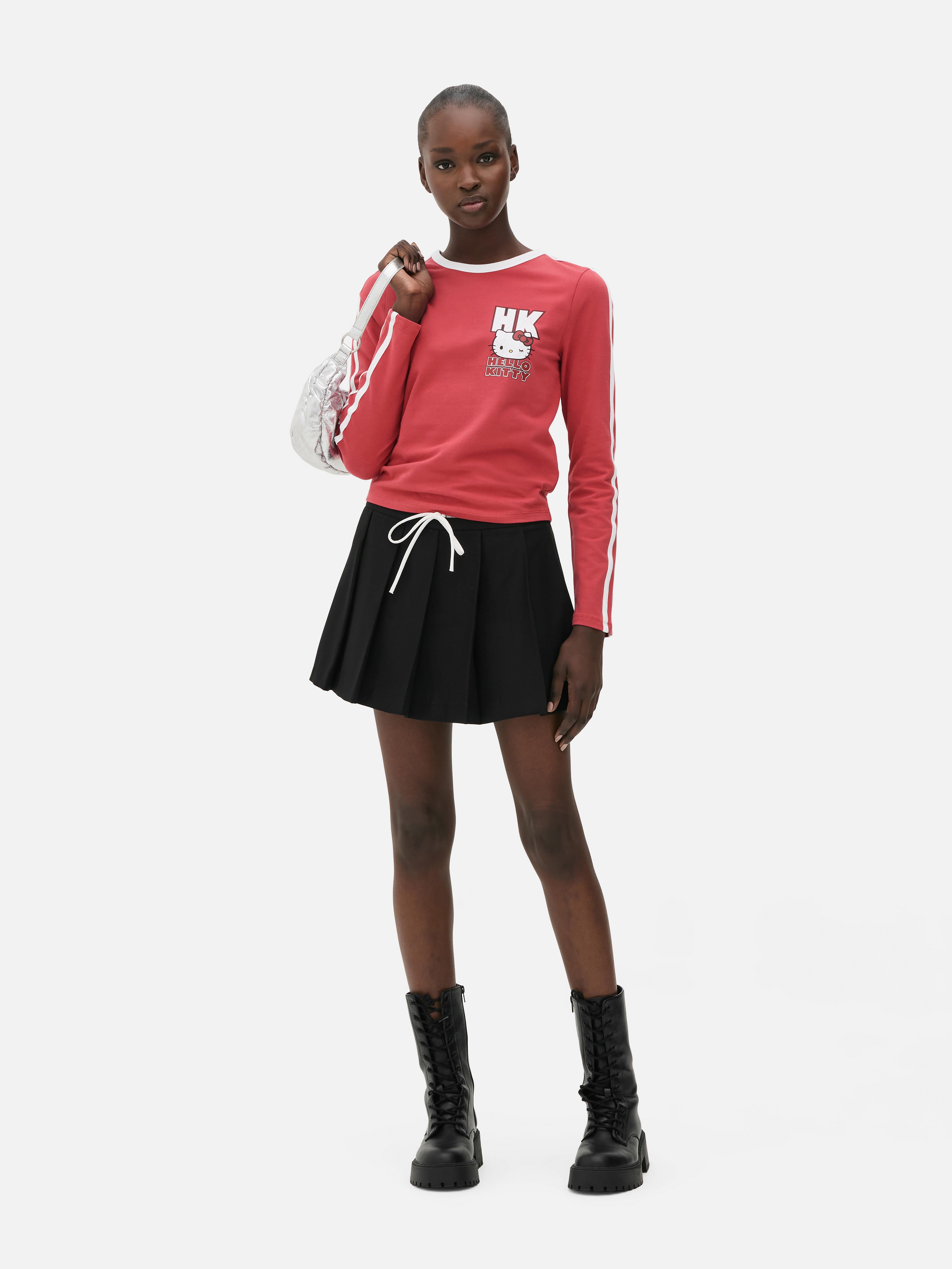 Tricou cu mânecă lungă Hello Kitty Un tricou cu guler rotund, mâneci lungi, dungi sport și logo Hello Kitty