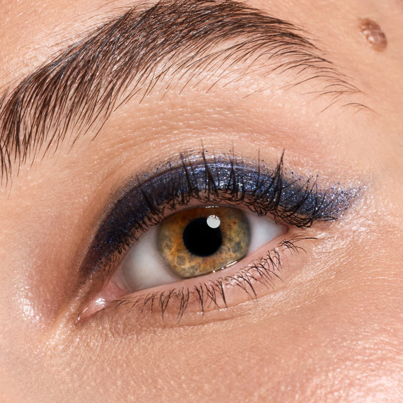 Očná ceruzka Catrice Jewel Glide Effect je vodeodolná očná ceruzka, ktorá poskytuje brilantný lesk.