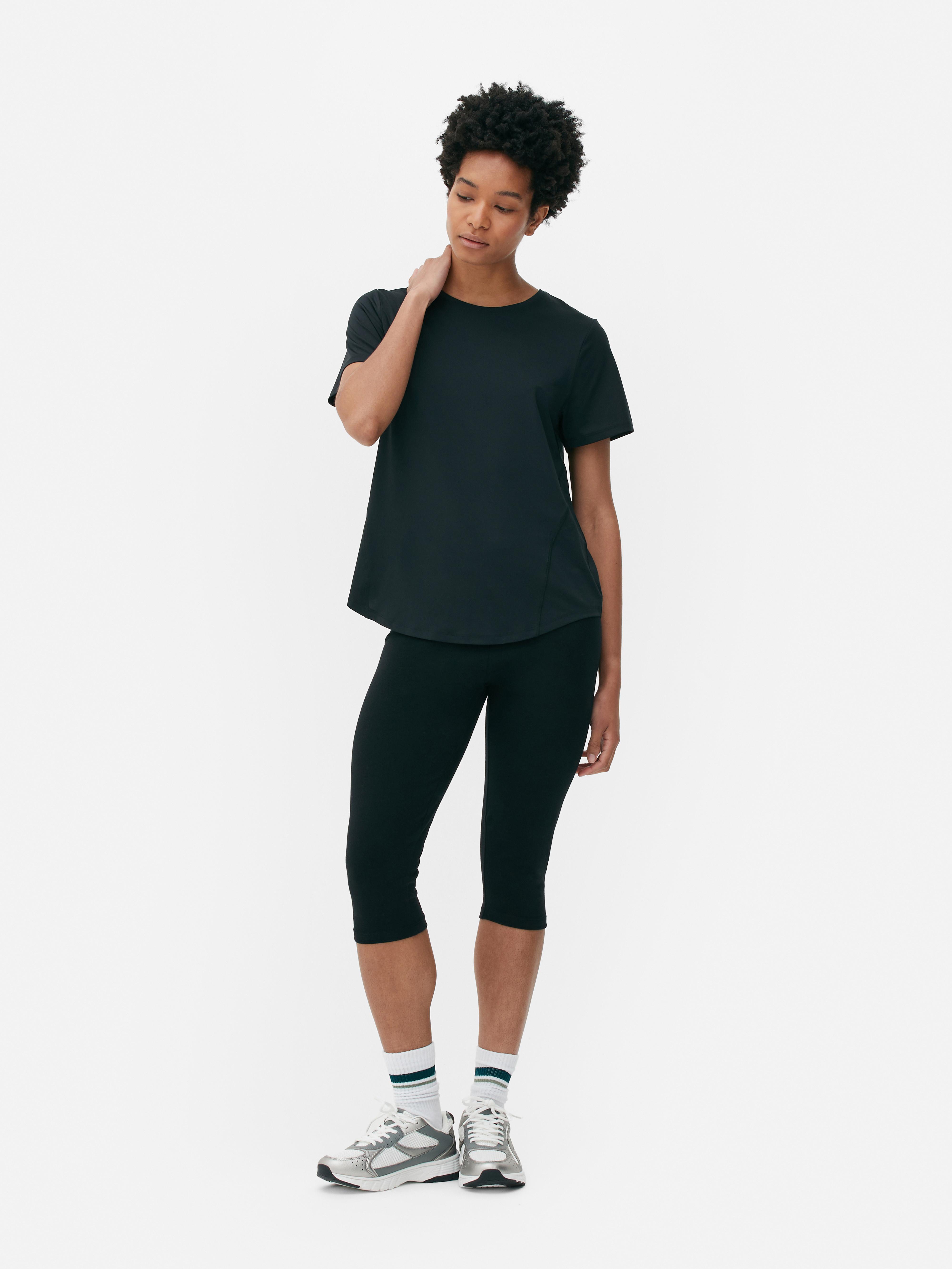 Tricou sport cu guler rotund Acest top sport cu guler rotund și mâneci scurte este o necesitate pentru sesiunea ta de antrenament săptămânală.