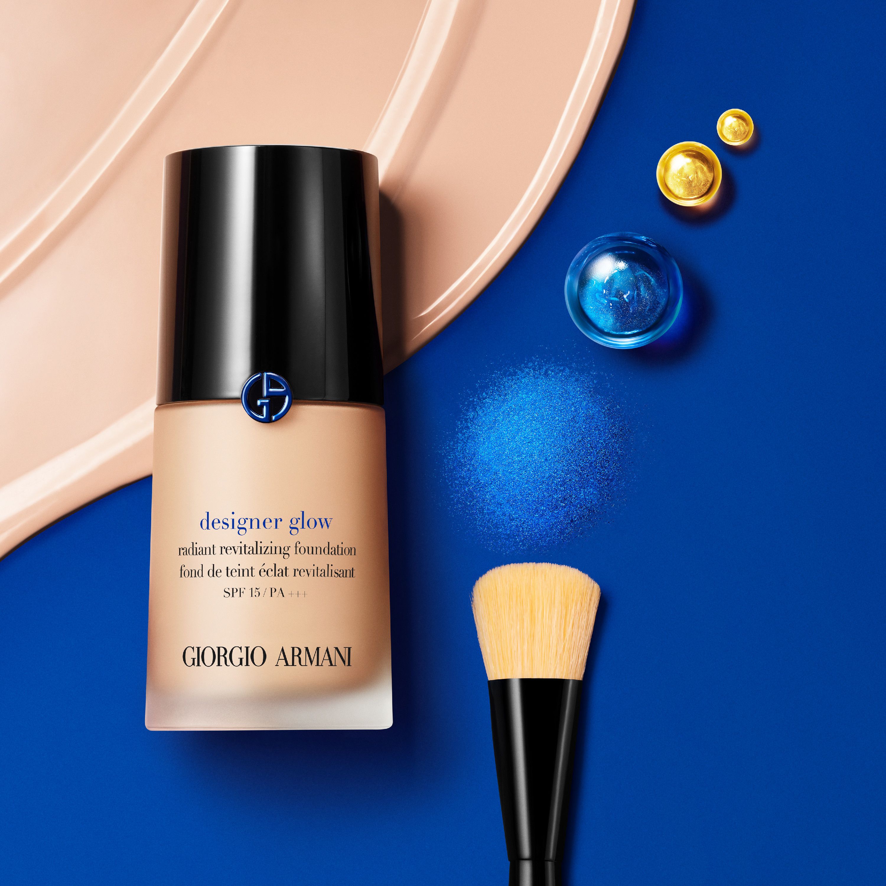 Dizajnérsky rozjasňujúci make-up s kyselinou hyalurónovou Luxusné make-upy