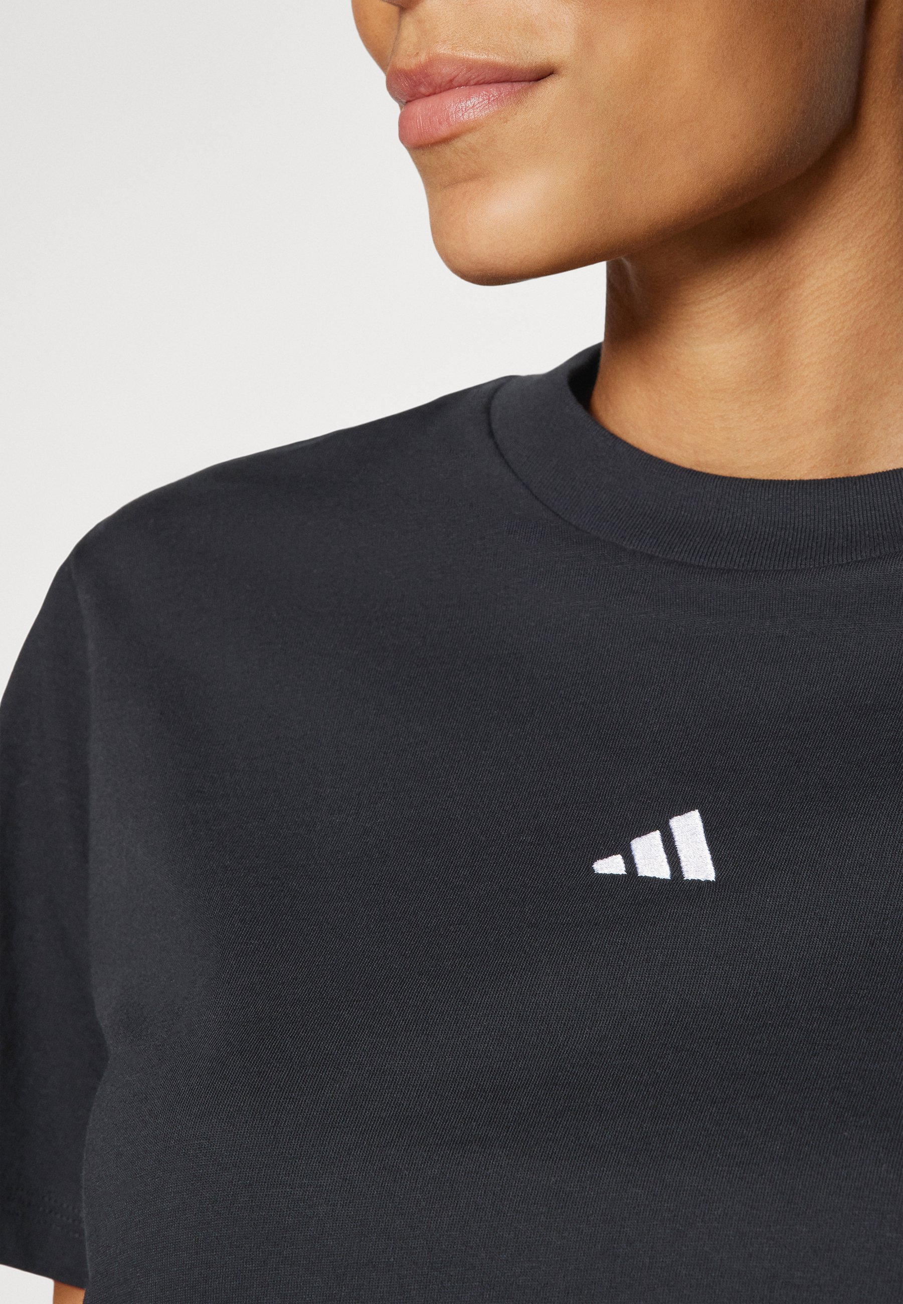 adidas Sportswear ESSENTIALS SMALL LOGO - Basic T-shirt - zwart/wit