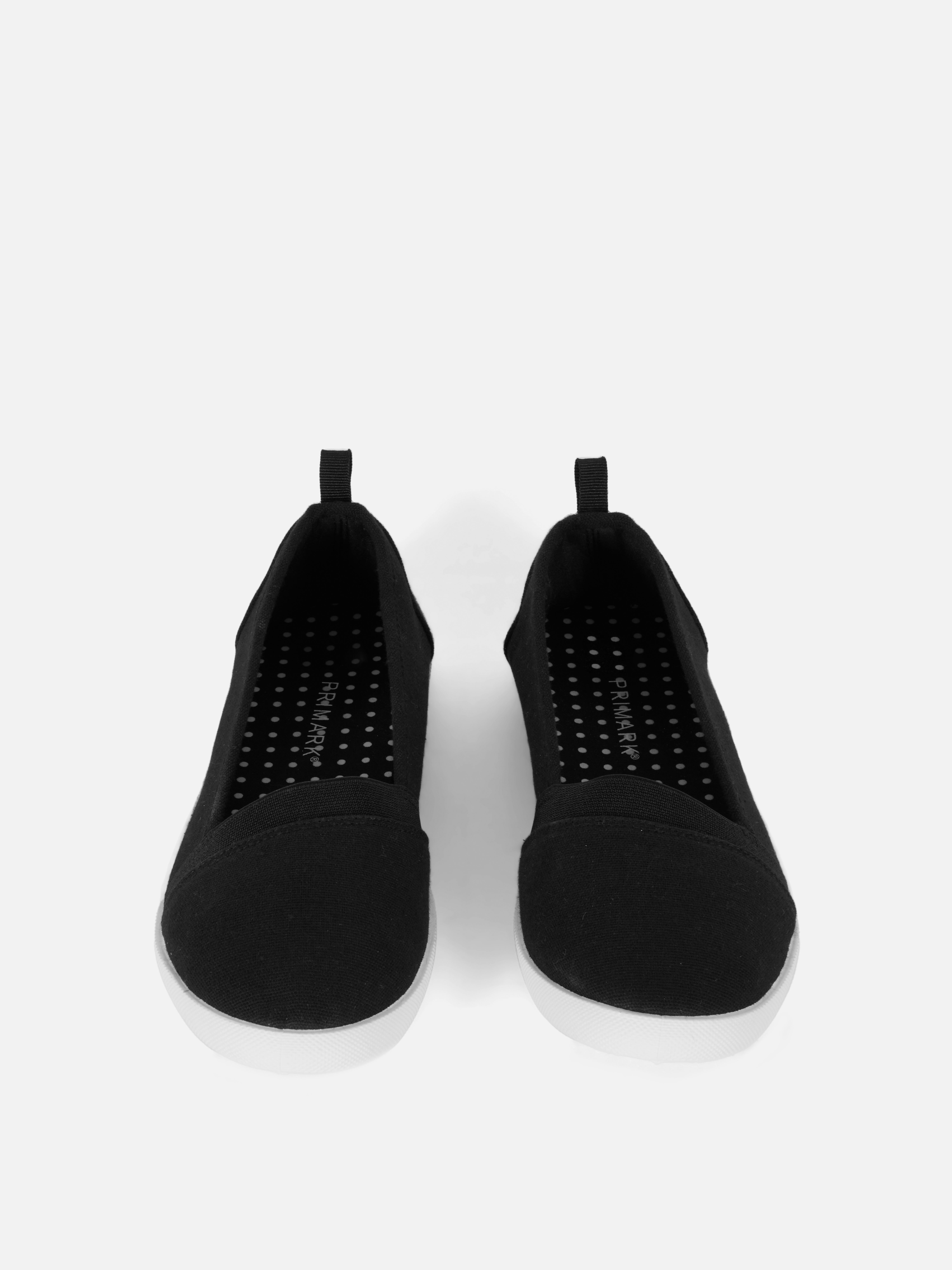 Învăluie-ți picioarele într-un confort divin cu aceste slip-on-uri esențiale din pânză