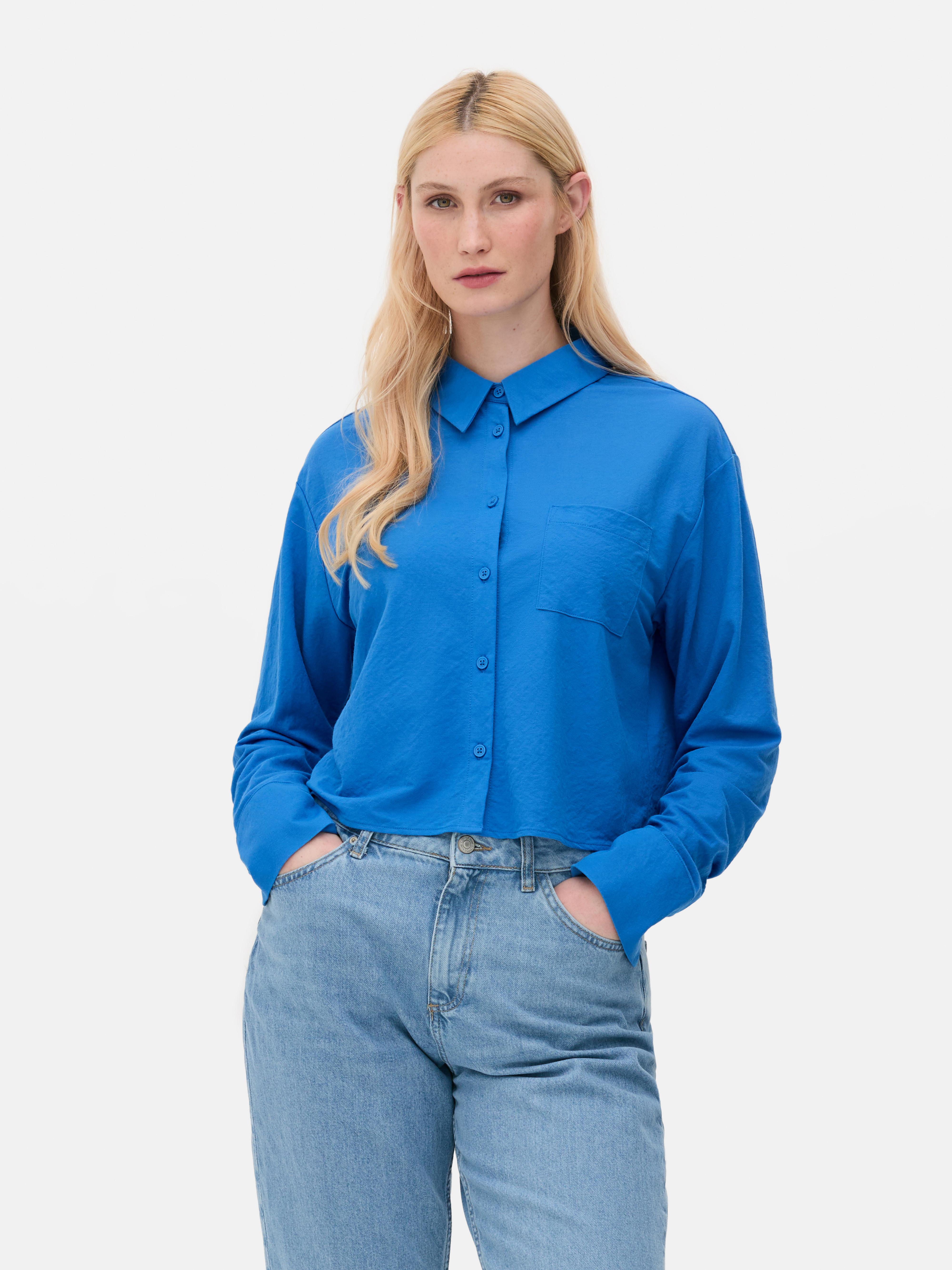Kort jersey overhemd Een jersey overhemd met borstzak en lange mouwen