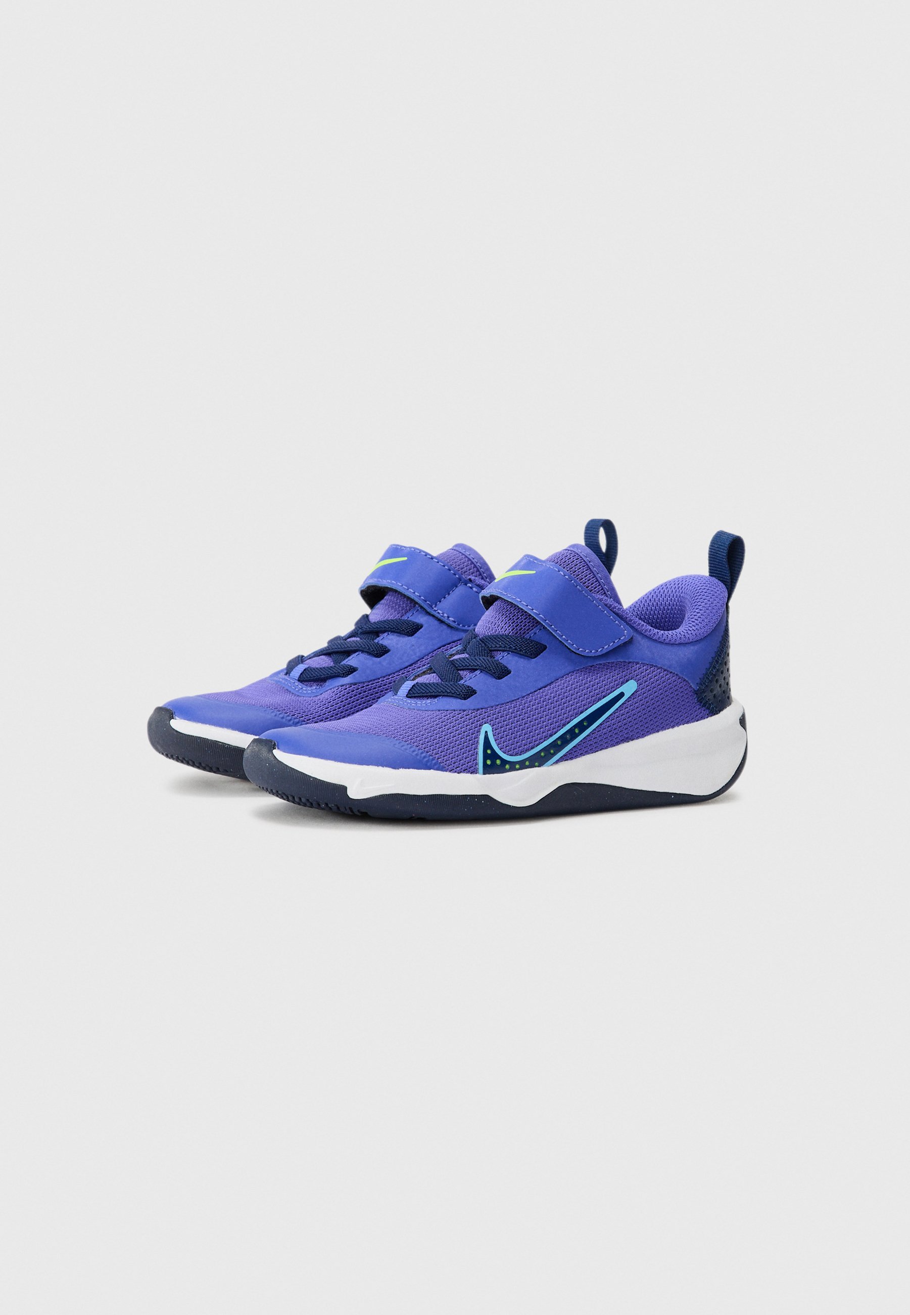 Nike Performance OMNI MULTI COURT UNISEX - Sneakers - persian violet/univ blue/blue void volt