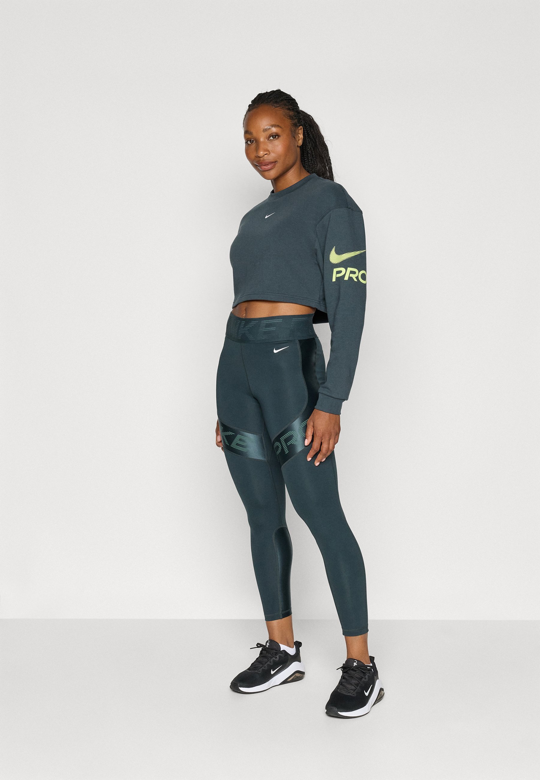 Nike Performance SCULPT 7/8 - Leggings - zeewier/vintage groen/wit