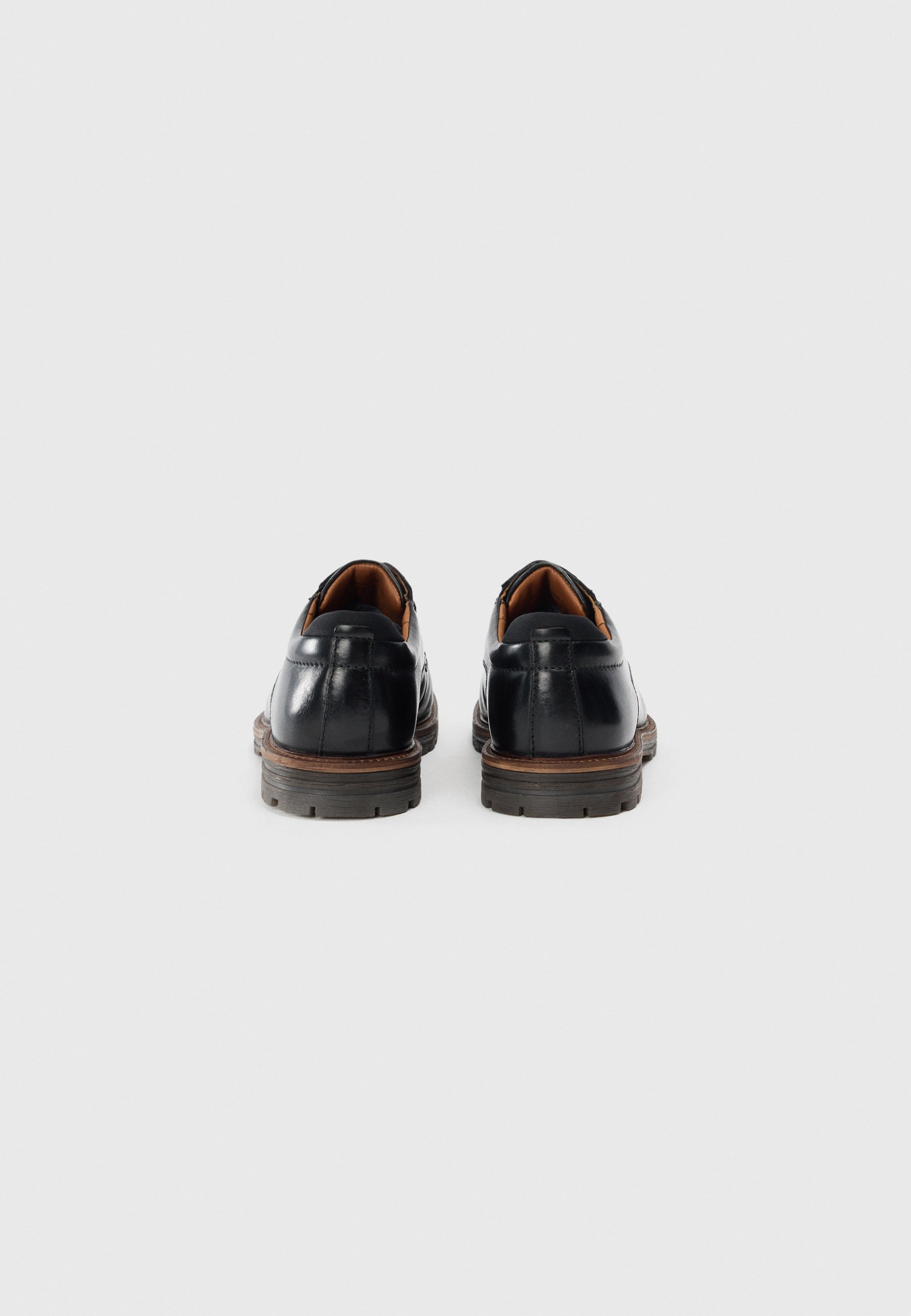 Chaussures à lacets Salamander - noires