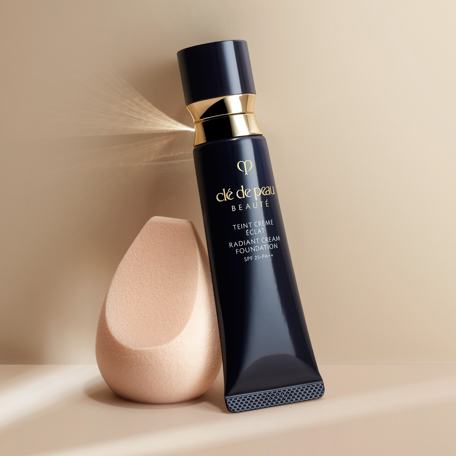Hubka na make-up Clé de Peau Beauté Hubka – 1 kus