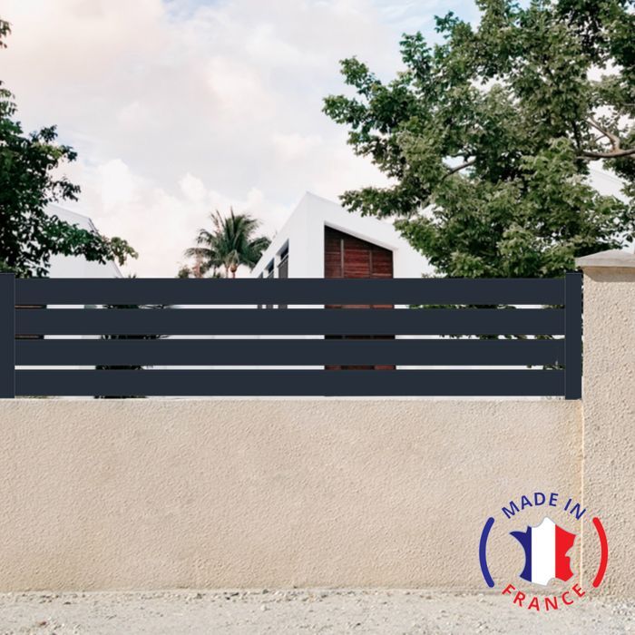Aluminum fence kit with 4 openwork slats. Dimensions: L.2107mm (including posts) x H.455mm. Colour: Grey RAL 7016