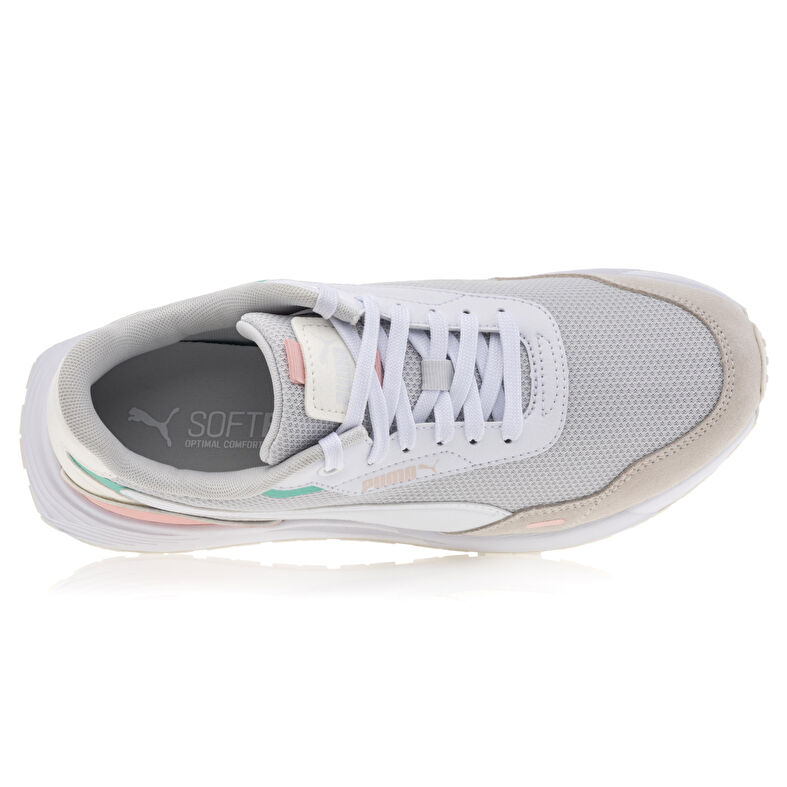 Zapatillas deportivas para mujer color beige.