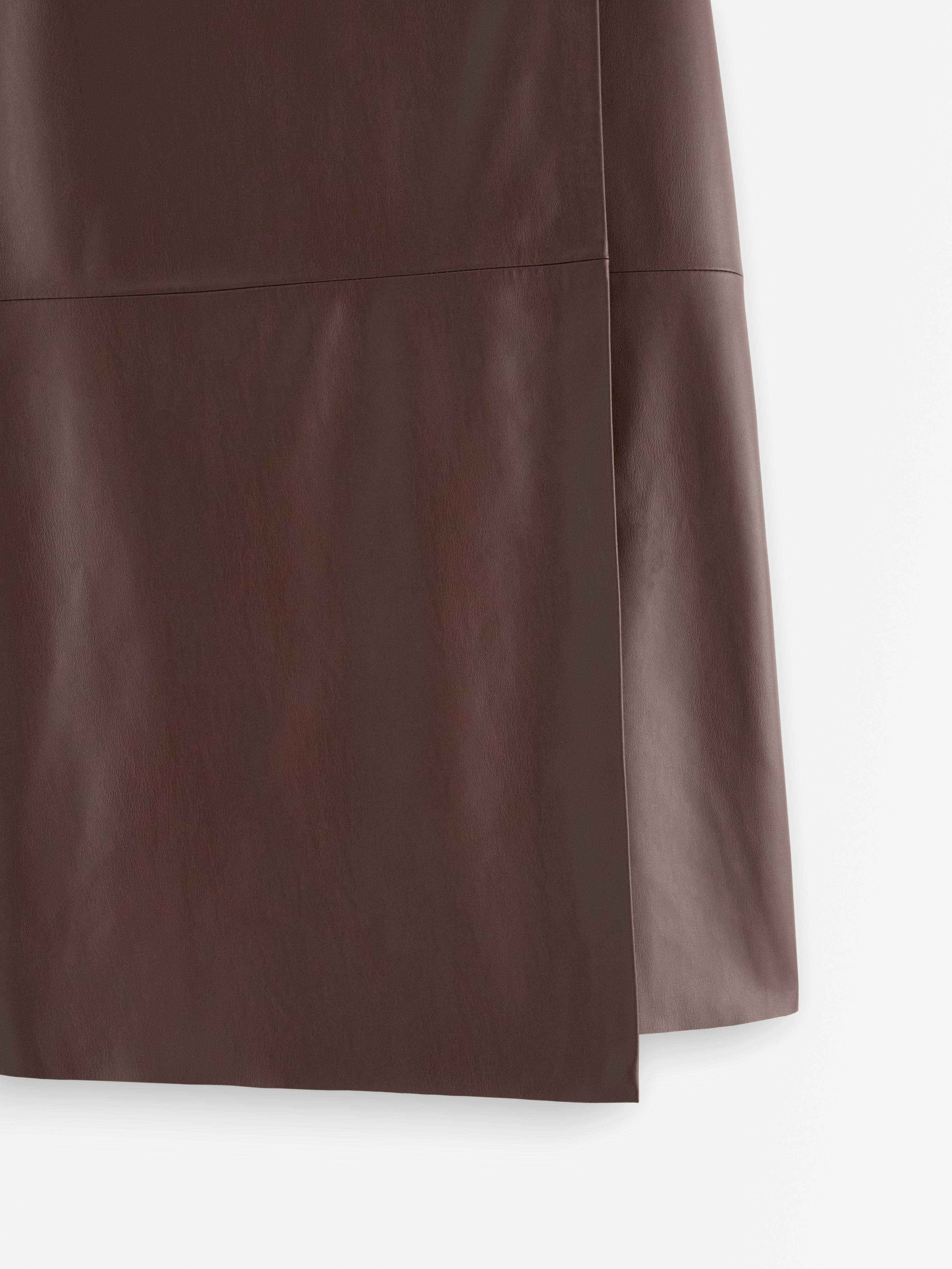 Falda cruzada midi de imitación de piel marrón oscuro