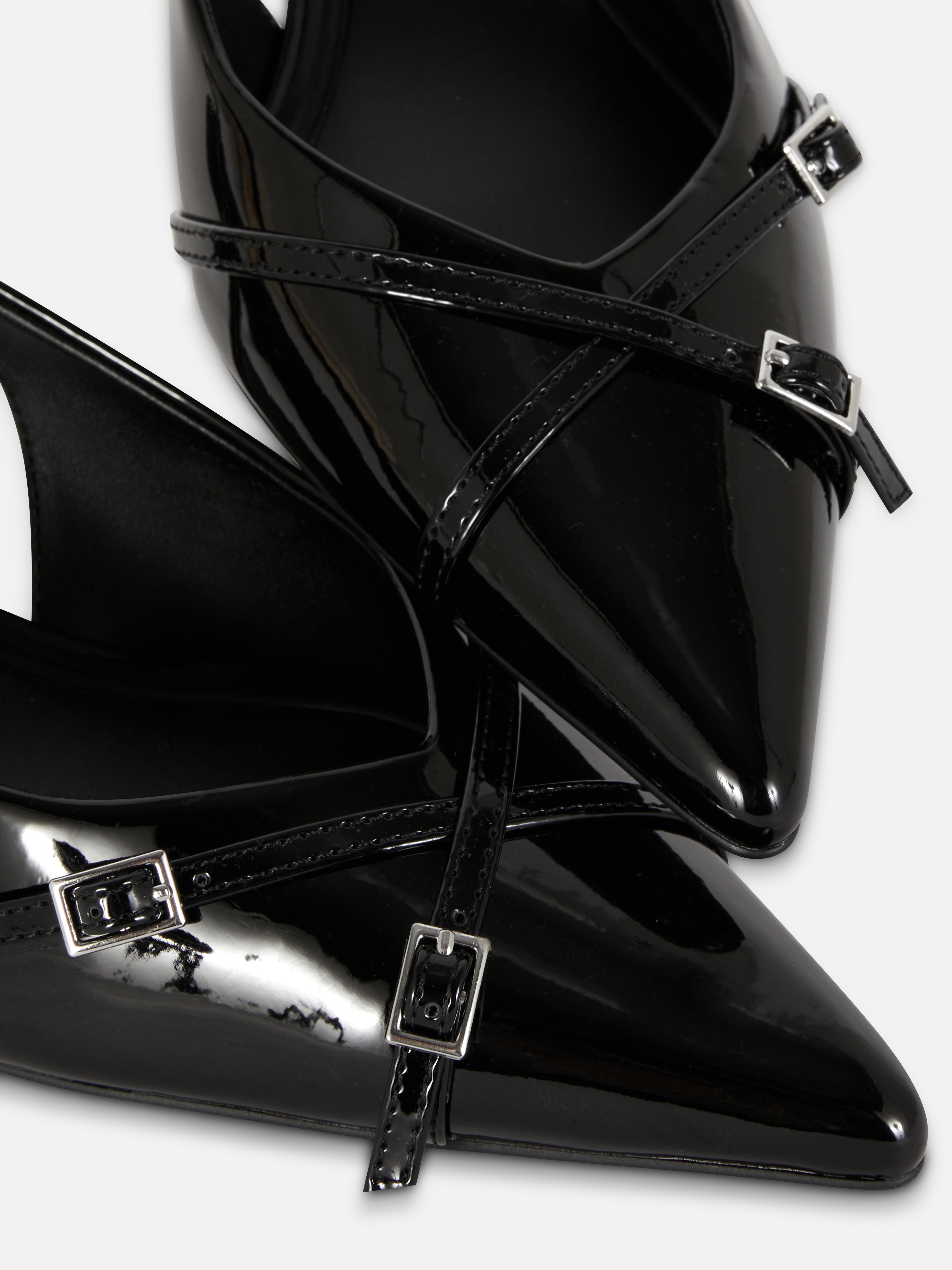 Pantofi cu vârf ascuțit și croială largă Pantofi cu vârf ascuțit, croială largă, design slingback și detalii cu cataramă