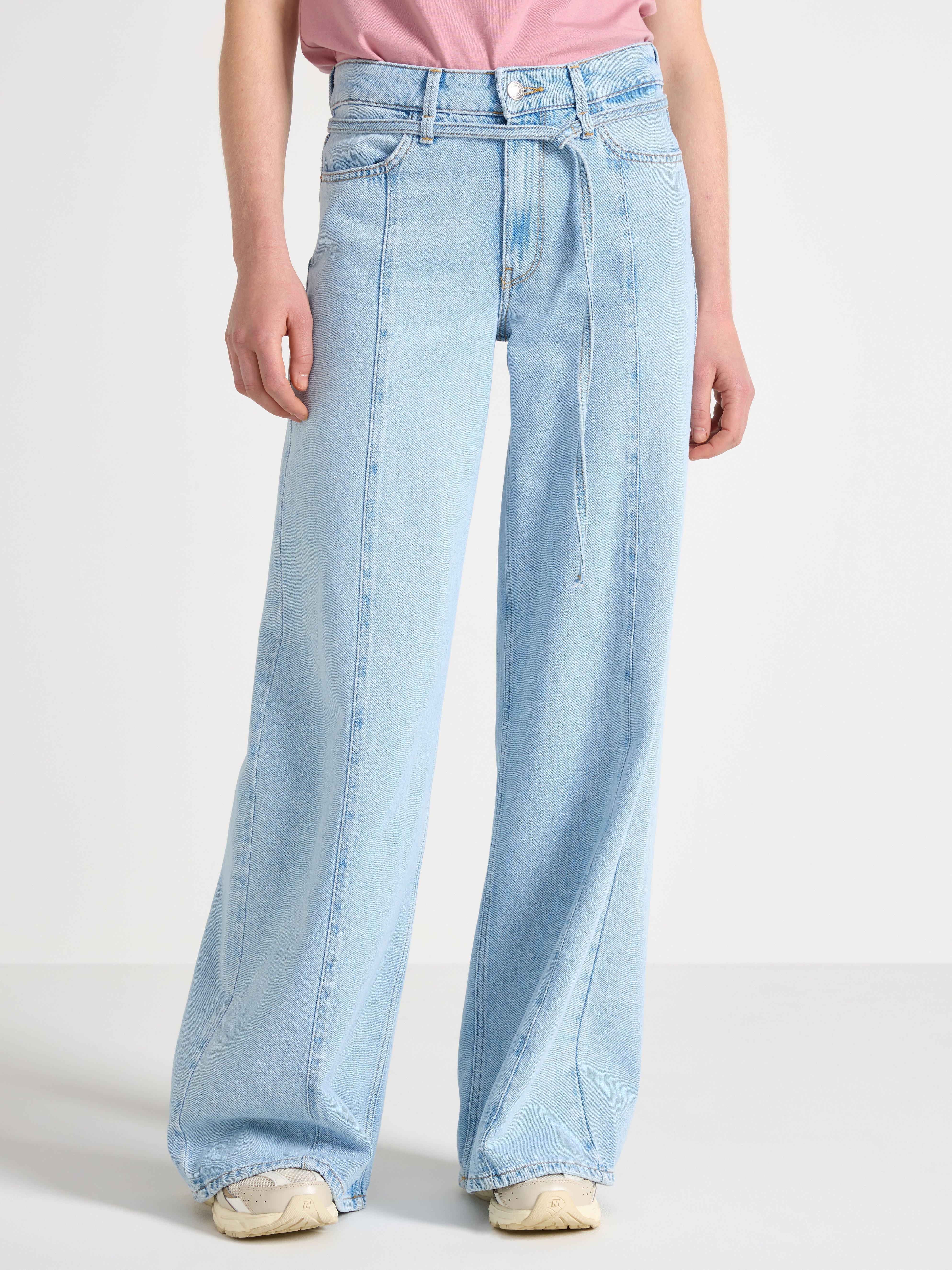 Calça jeans WIDE macia com pernas extra largas em denim claro.