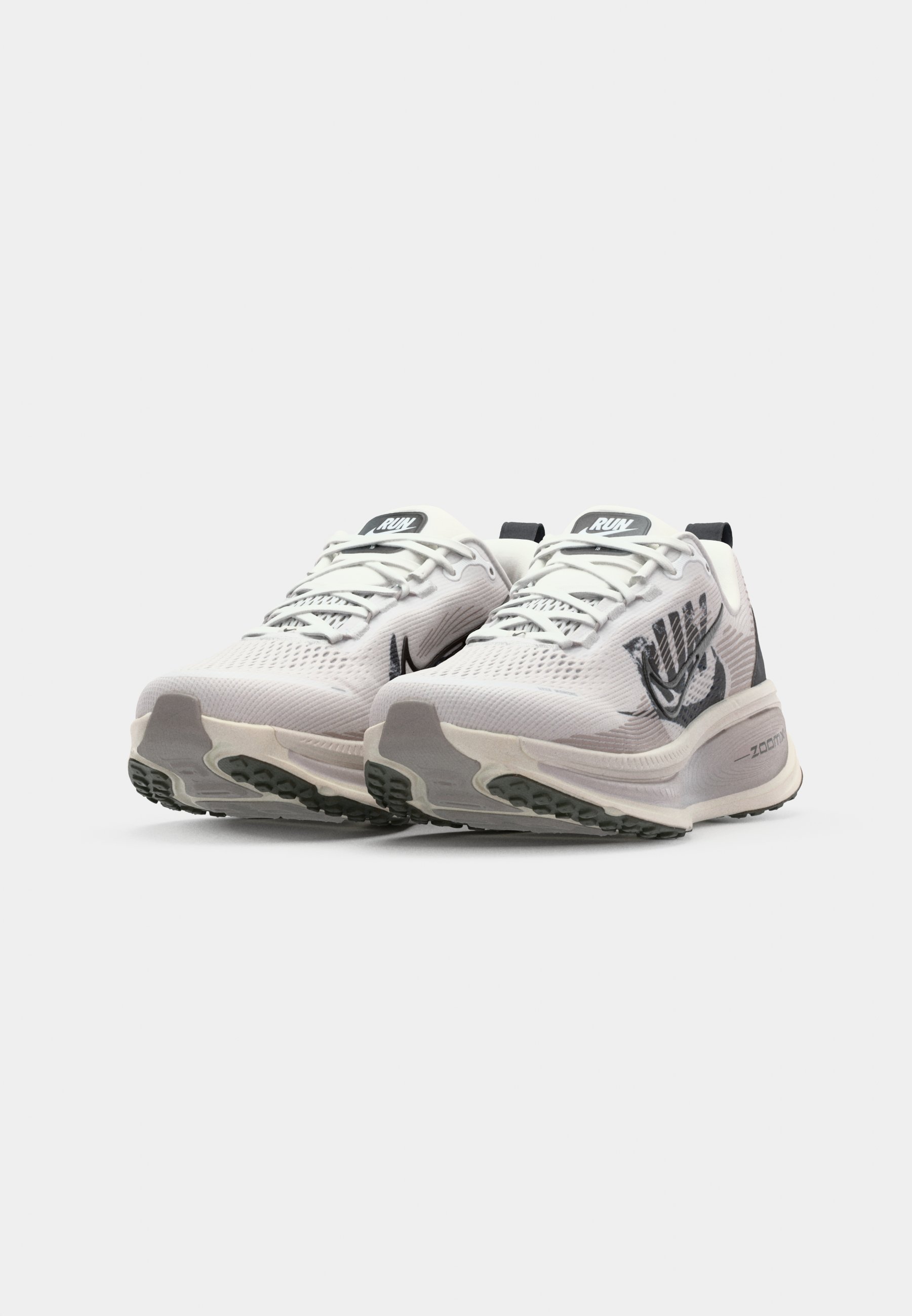 Nike Performance VOMERO 18 RUN - Hardloopschoenen voor op de weg - Summit White/Black/College Grey/Vast Grey/Sequoia/Sail