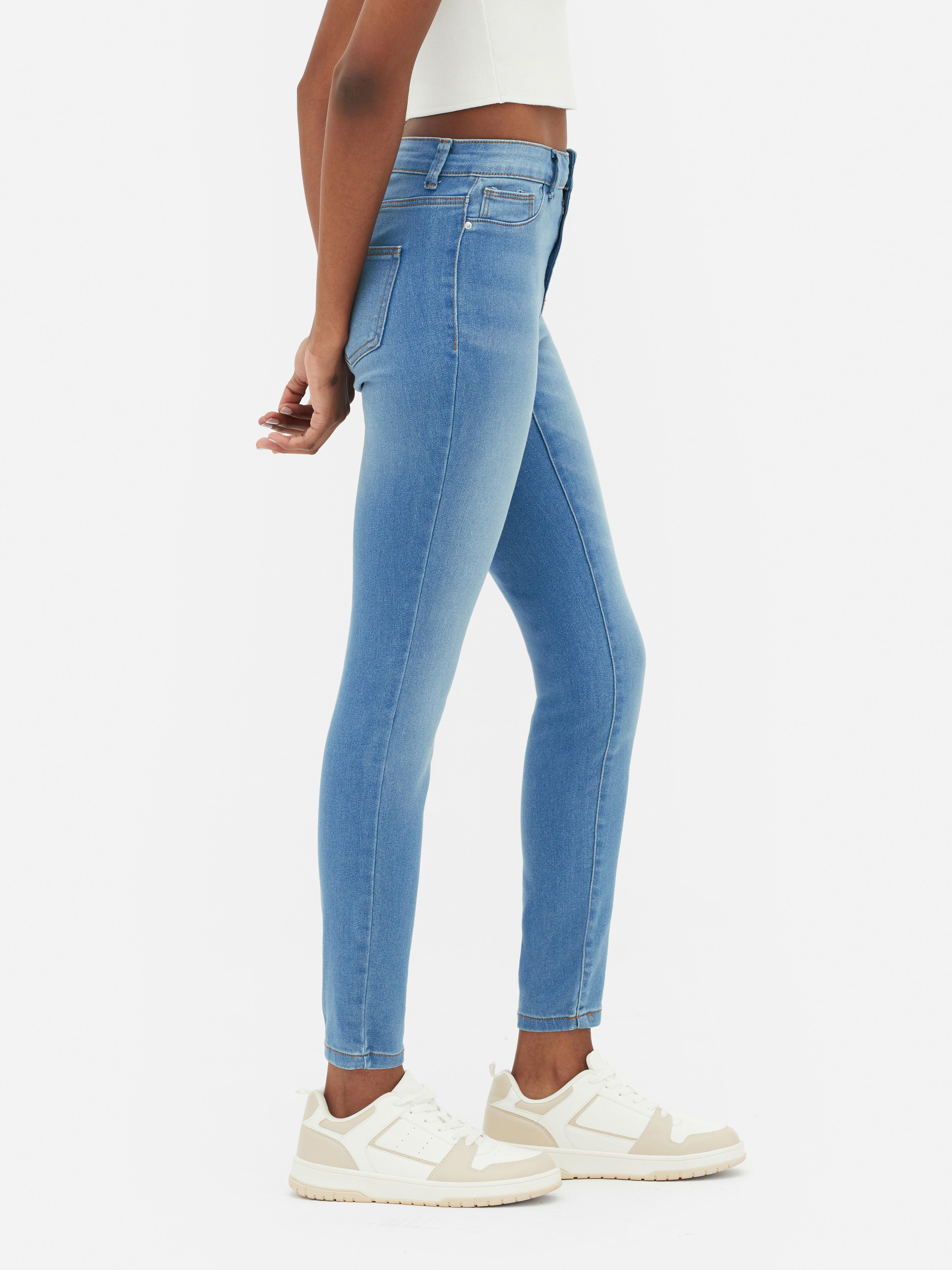 Blugi skinny simpli cu talie medie. Blugii sunt un must-have, iar noi adorăm acest stil mulat.