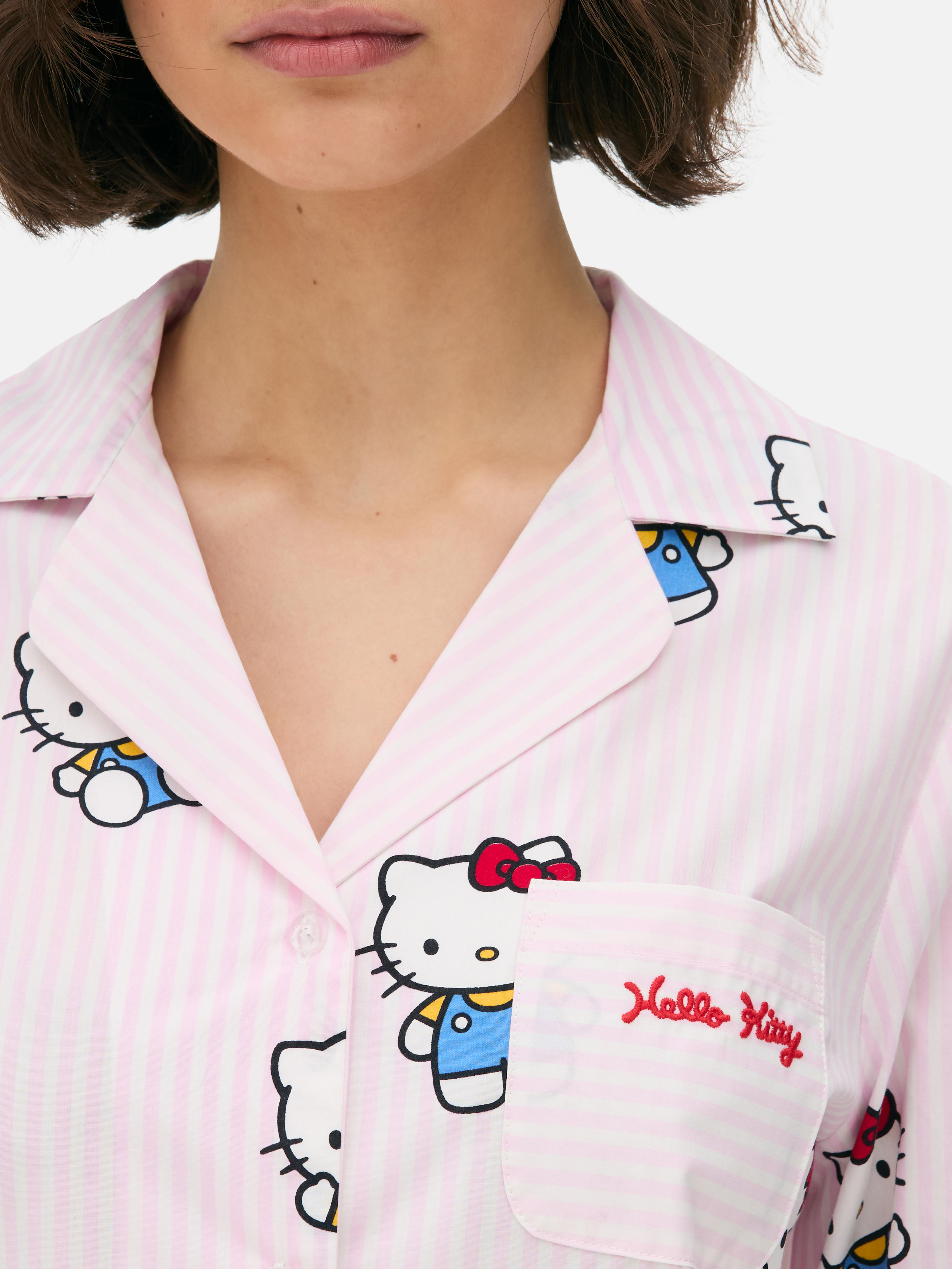 Tricou de pijama cu dungi Hello Kitty. Un tricou de pijama cu Cinnamoroll și Kitty White în rolurile principale.